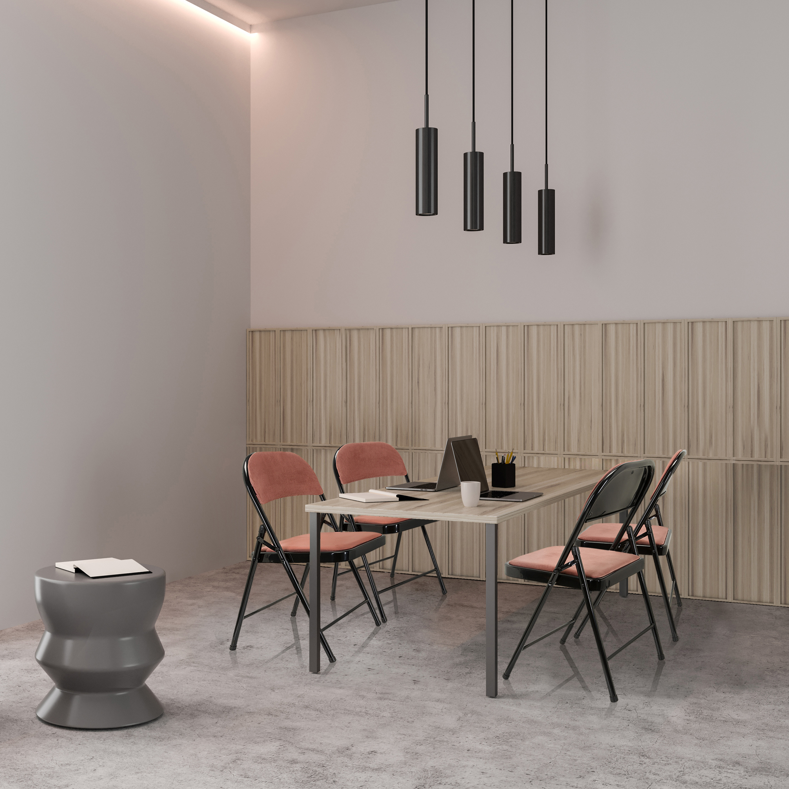 Ein moderner Büroraum mit Tisch, Stühlen und einem Hocker. Vier schwarze Pendelleuchten hängen von der Decke.