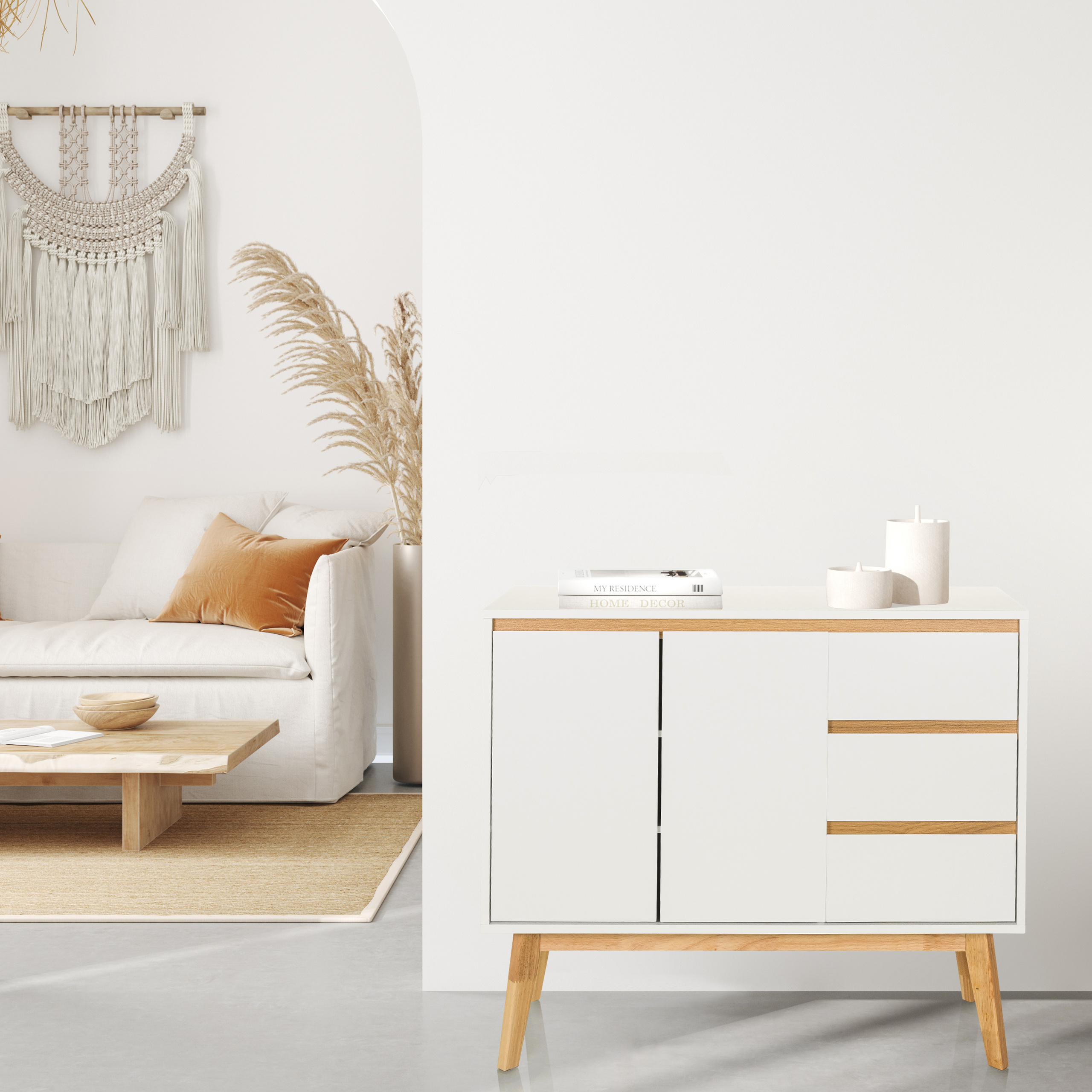 Weißer Schrank mit Holzakzenten, neben einem Einblick in ein Wohnzimmer.