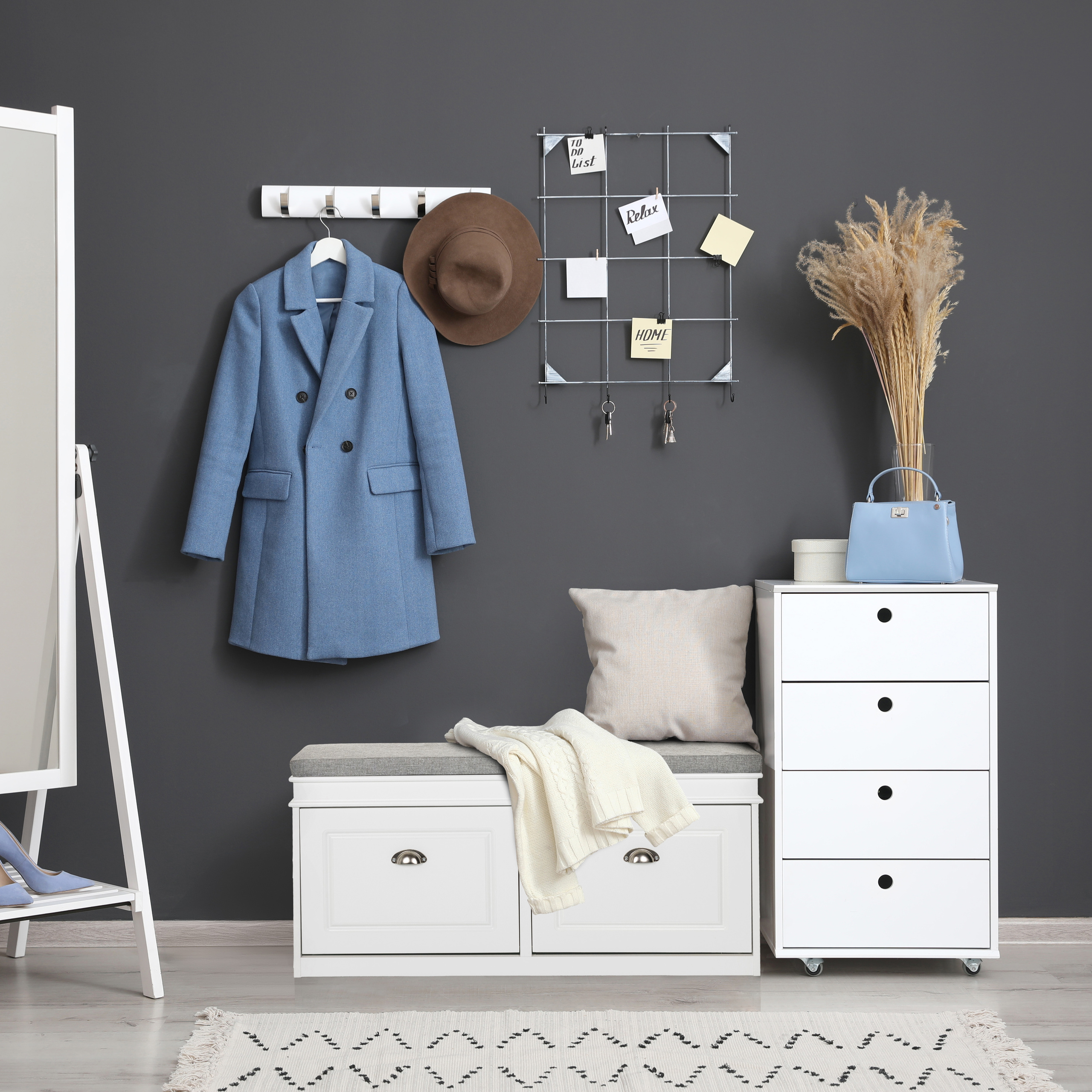 Stilvoller Eingangsbereich mit Garderobe, Spiegel und Sitzbank.