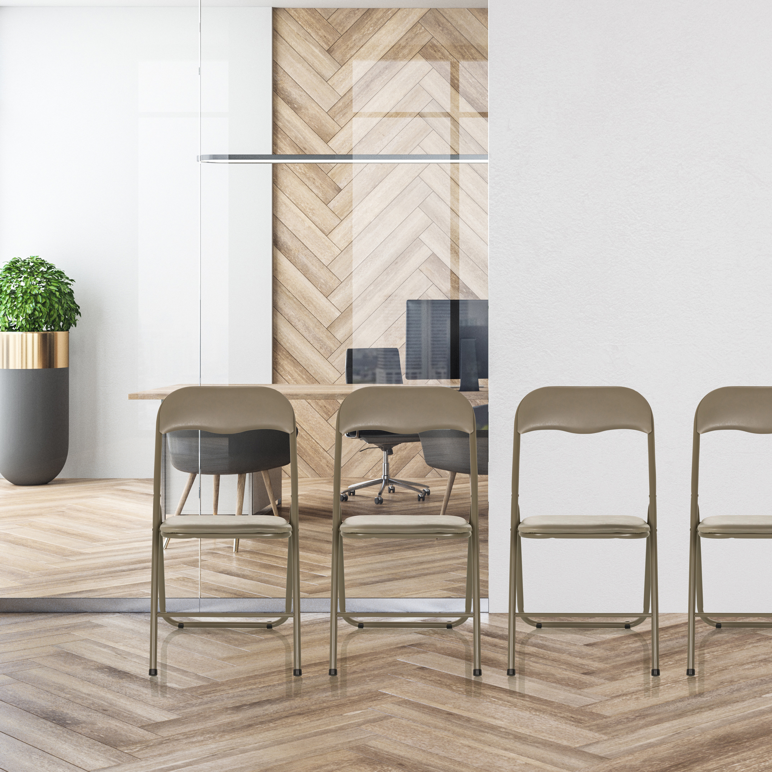 Büroinnenraum mit Stühlen in einer Reihe. Eine Glaswand hinter den Stühlen zeigt einen Schreibtisch.