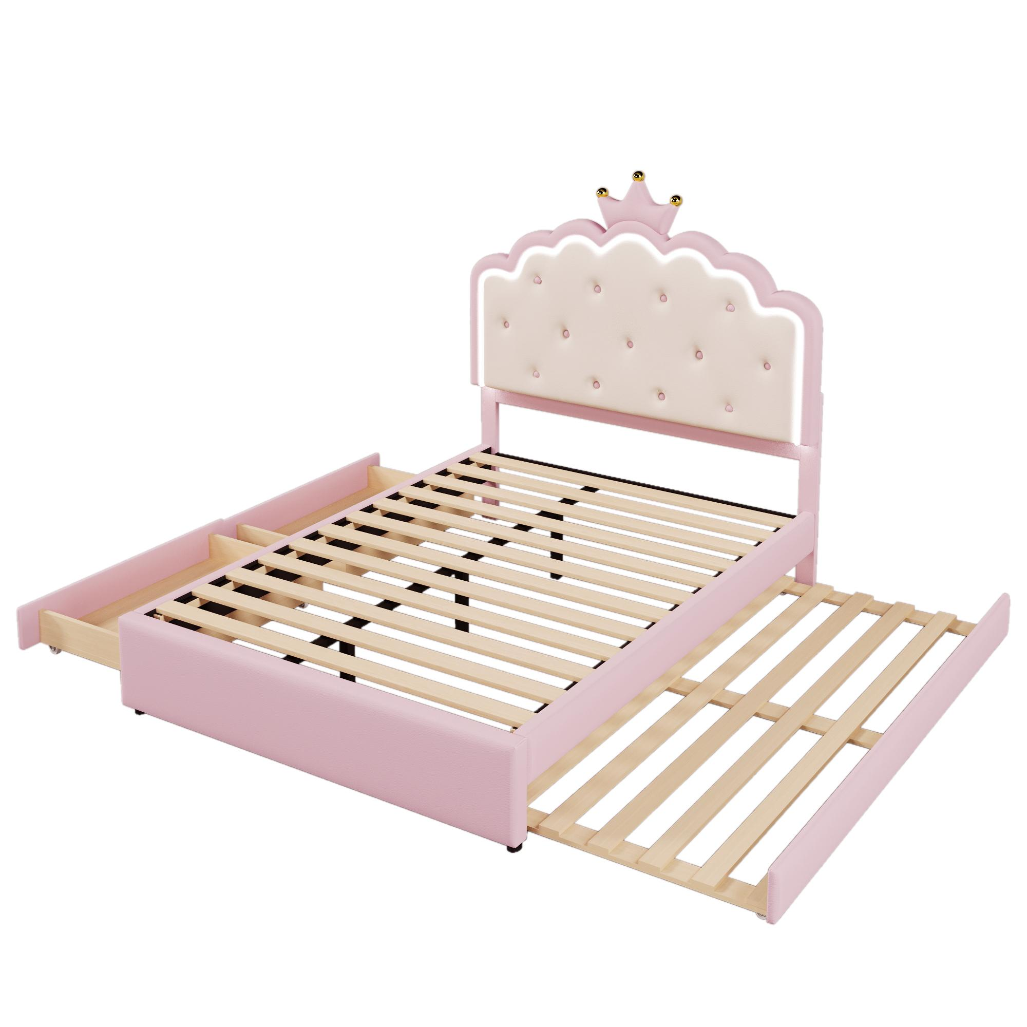 Rosa Bett mit Kronen-Kopfteil und ausziehbarem Rollbett. Das Kopfteil ist mit Knöpfen versehen und der Rahmen hat rosa Beine.