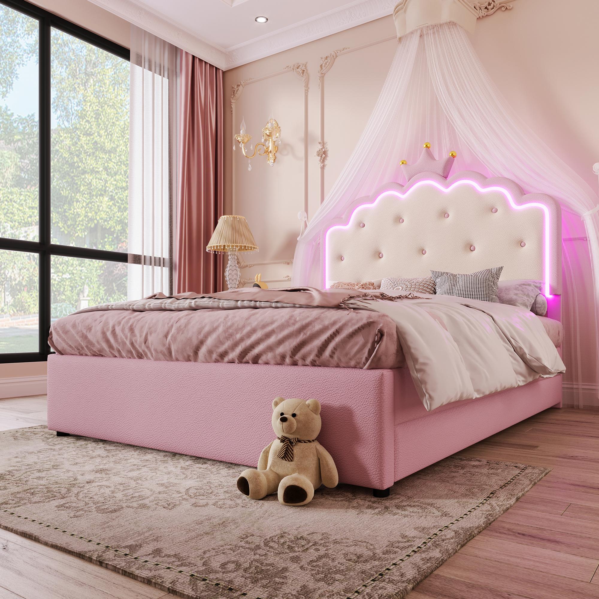 Rosa Bett mit Kronen-Kopfteil und Teddybär. Weiches rosa Zimmer.