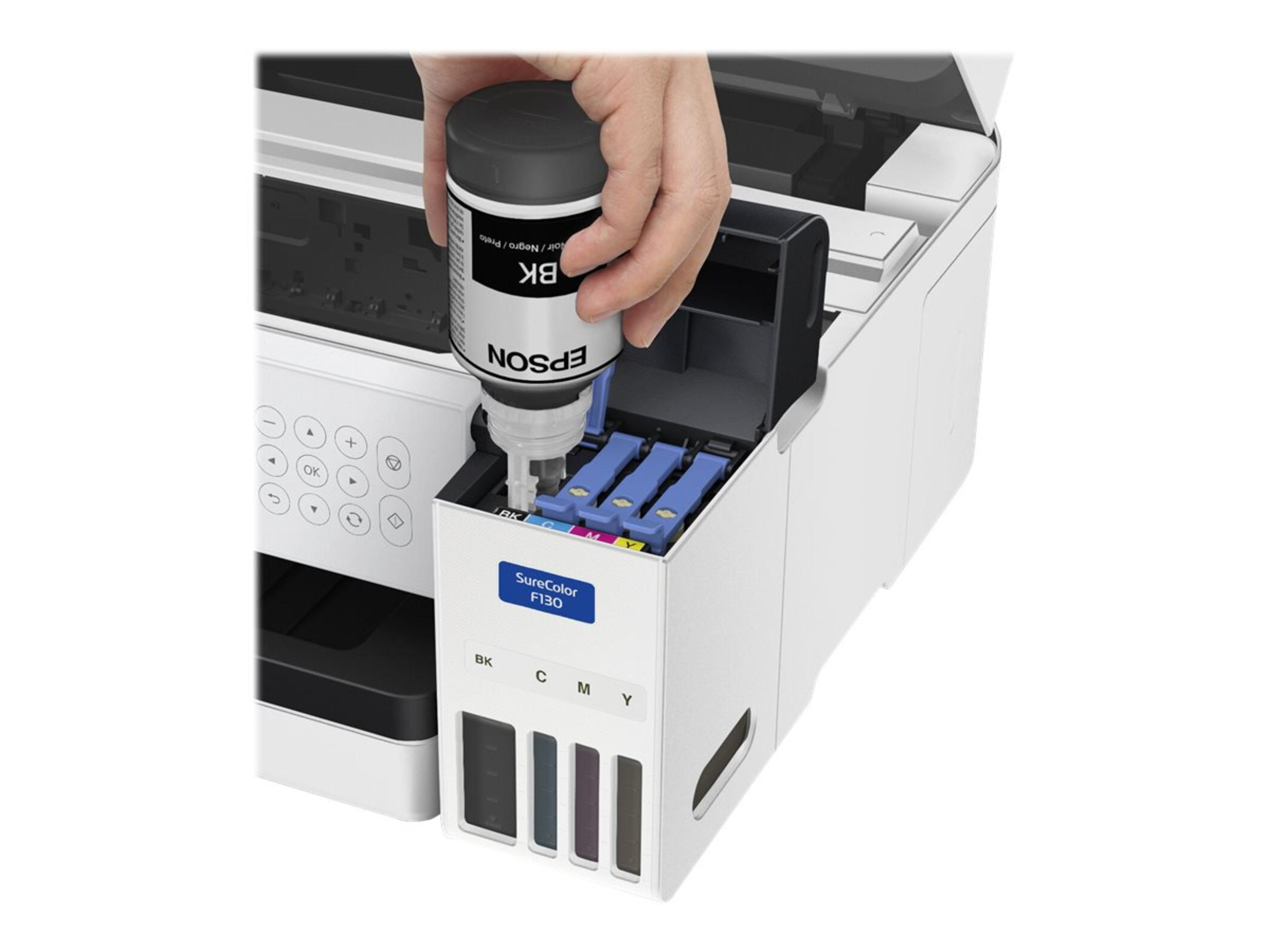 Osoba wlewa czarny tusz do białej drukarki Epson. Drukarka pokazuje gniazda na wkłady z tuszem.