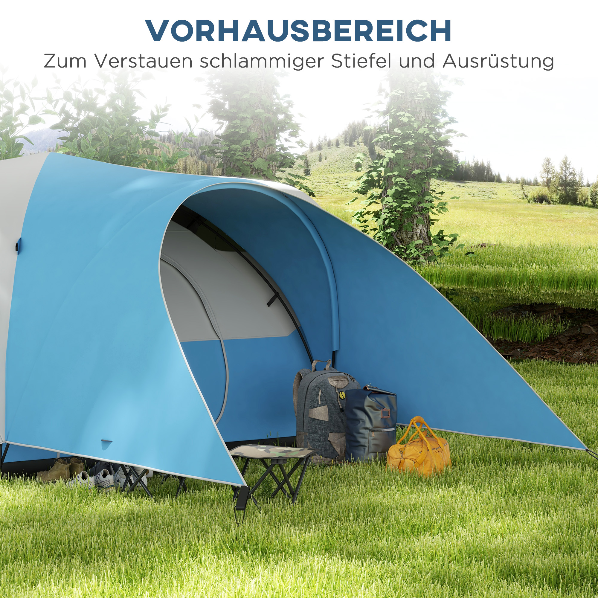 Blauer Zelteingang mit Rucksack und Tasche daneben, in einer grasbewachsenen Umgebung.
