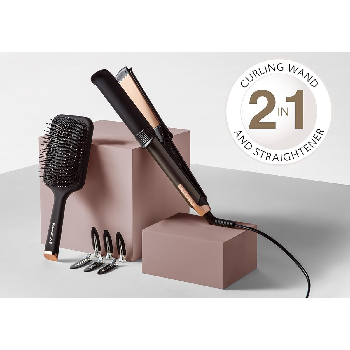Haarstyling-Tools: Bürste, Clips und ein Lockenstab.