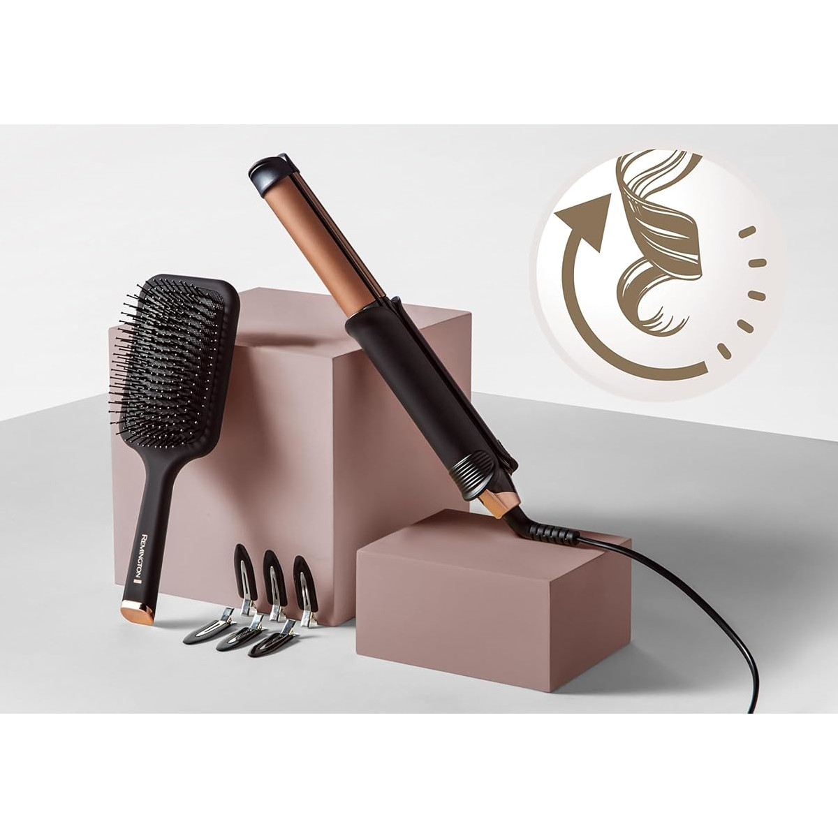 Haarstyling-Tools: Bürste, Clips und ein Lockenstab.
