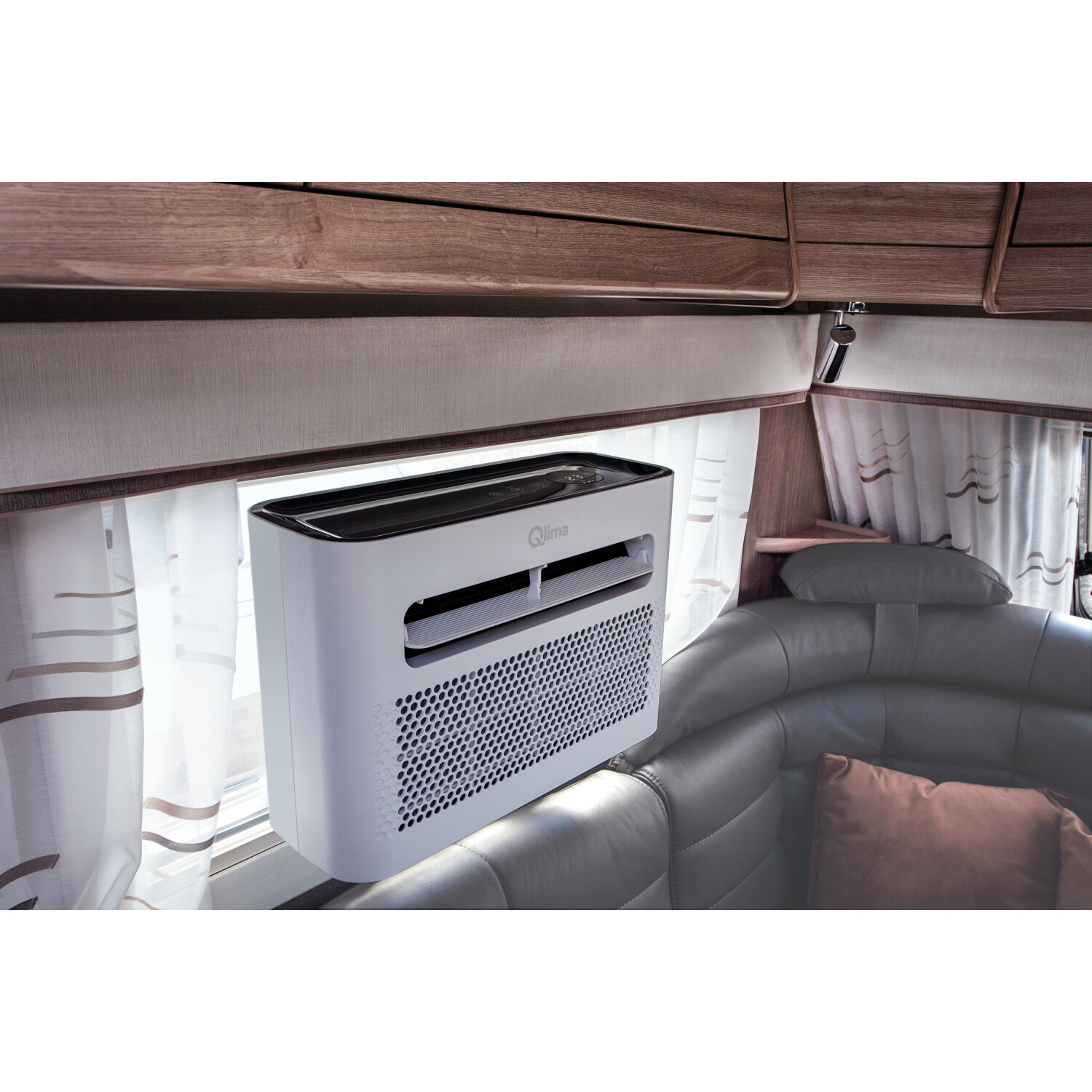 Condizionatore bianco in camper. Interni beige con pannelli in legno marrone.