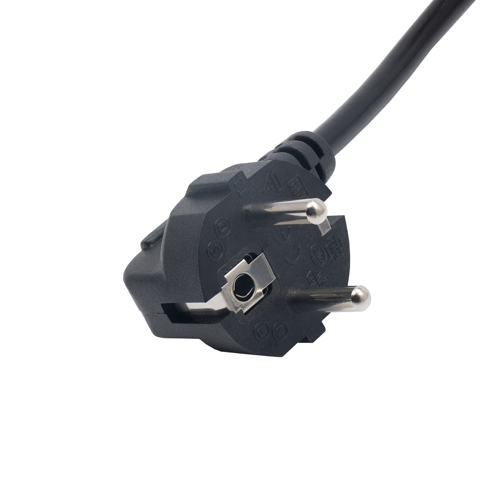 Enchufe de ordenador negro con tres clavijas.