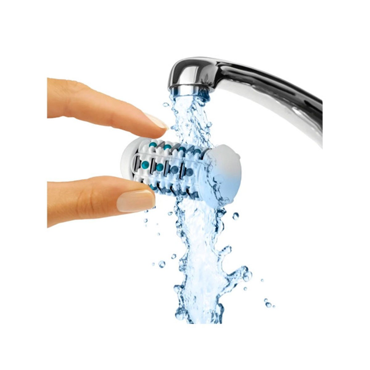 Mano che tiene la testina dell'epilatore sotto l'acqua corrente. Schizzi d'acqua. Sfondo bianco.
