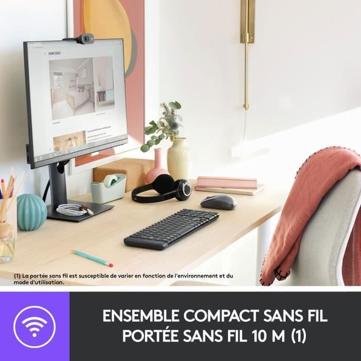 Ustawienie biurka z monitorem, klawiaturą, myszą i innymi akcesoriami, w tym kamerą internetową.