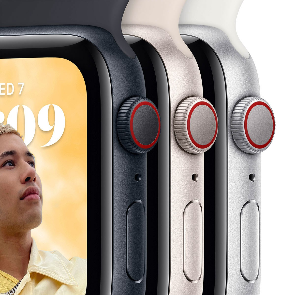 Tre Apple Watch affiancati, in nero, beige e argento, con una persona in vista.