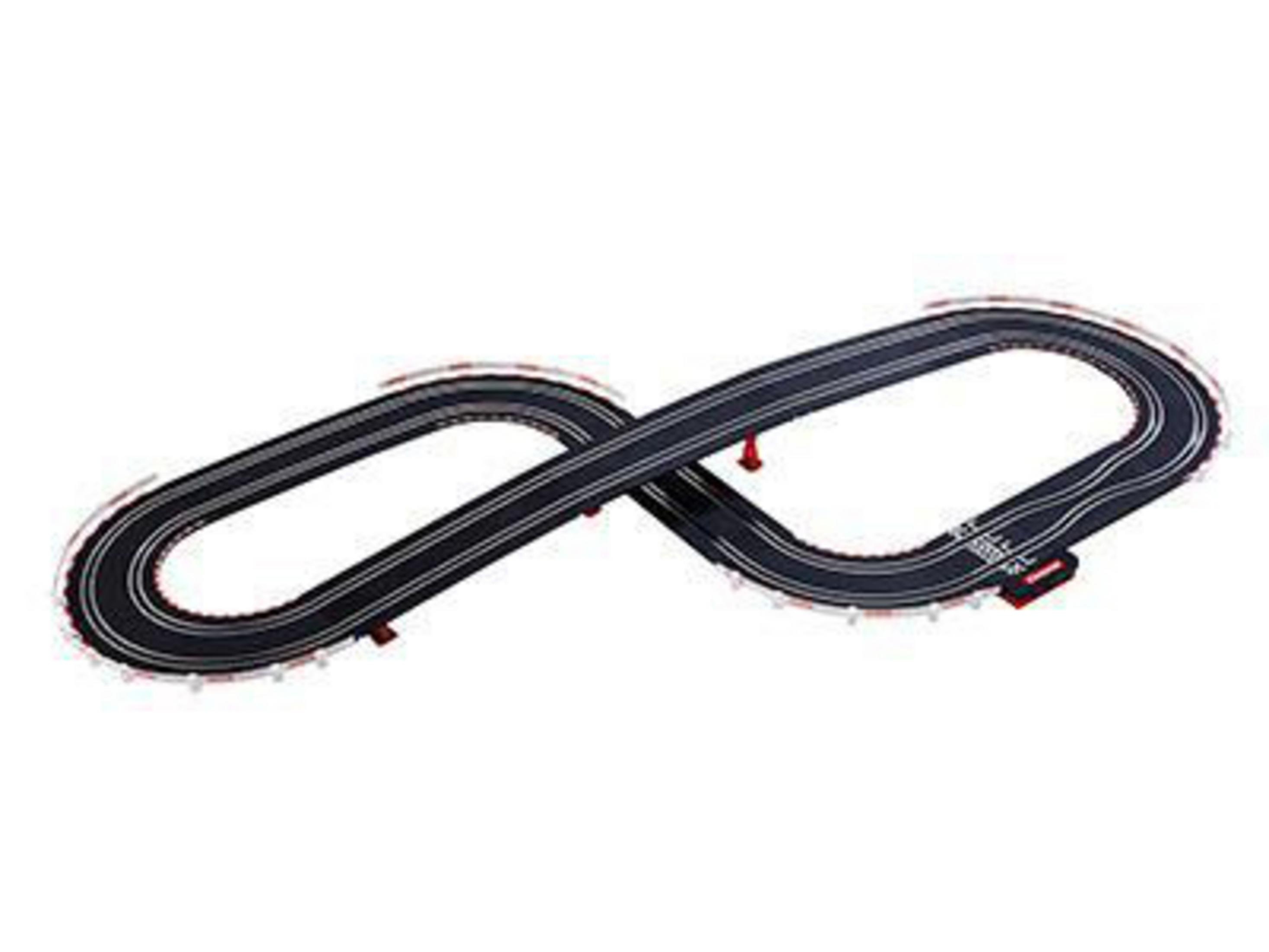 Pista di slot car racing, nera con strisce bianche, design curvo, su sfondo bianco.