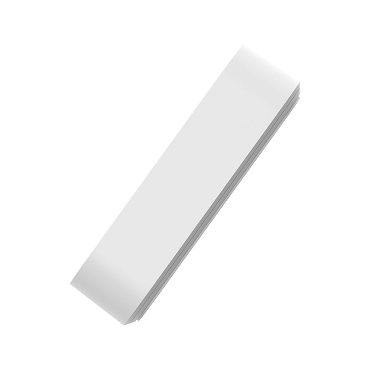 Biały prostokątny pasek papieru lub plastiku, pod kątem. Jednolite białe tło.