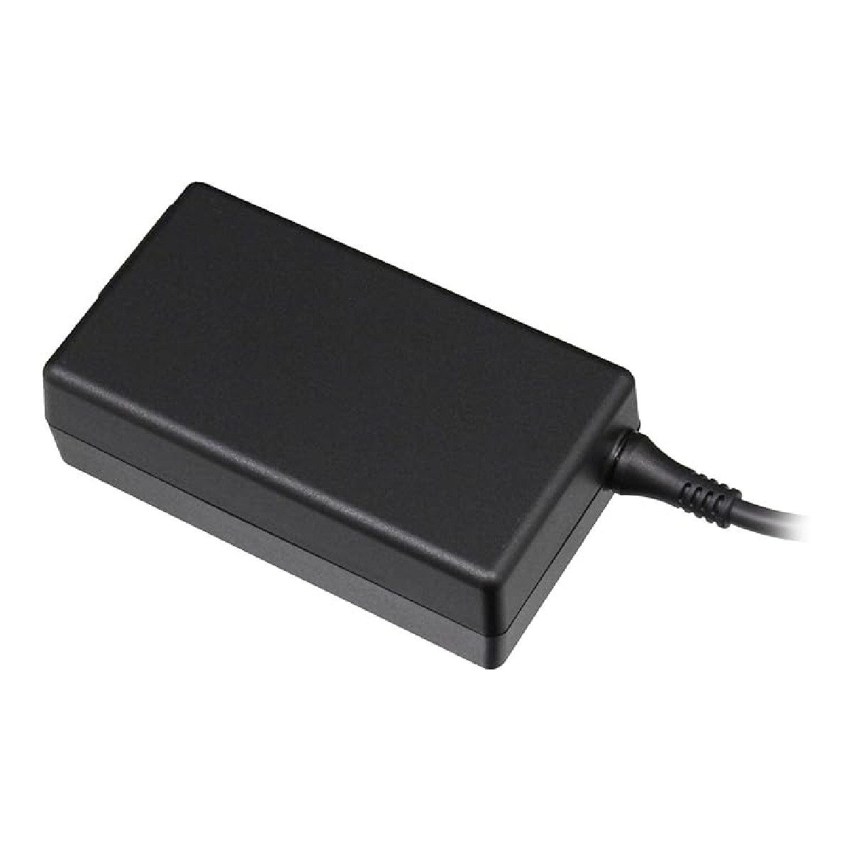 Ein schwarzer Netzadapter mit Kabel. Er liegt auf einer weißen Oberfläche.