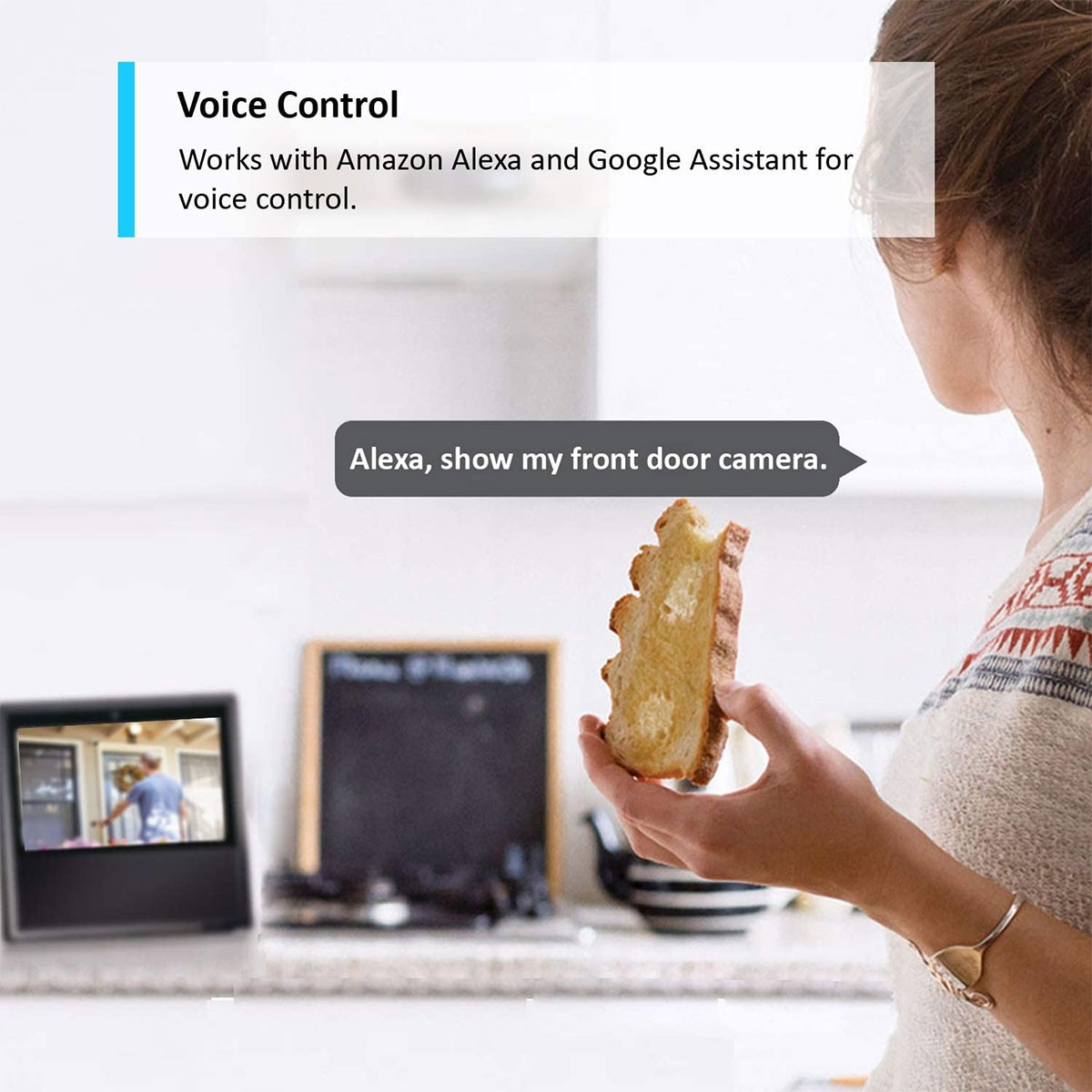 Kobieta z tostami, wchodząca w interakcję z ekranem inteligentnego domu. Tekst: Sterowanie głosem, działa z Alexą i Google Assistant.