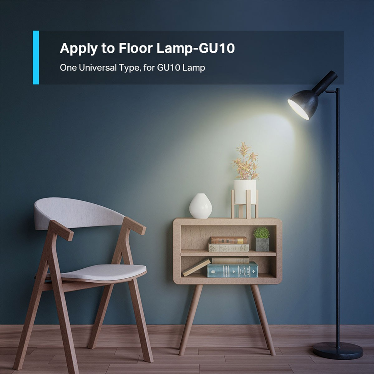 Chambre avec une chaise, une table d'appoint avec des livres et un lampadaire.