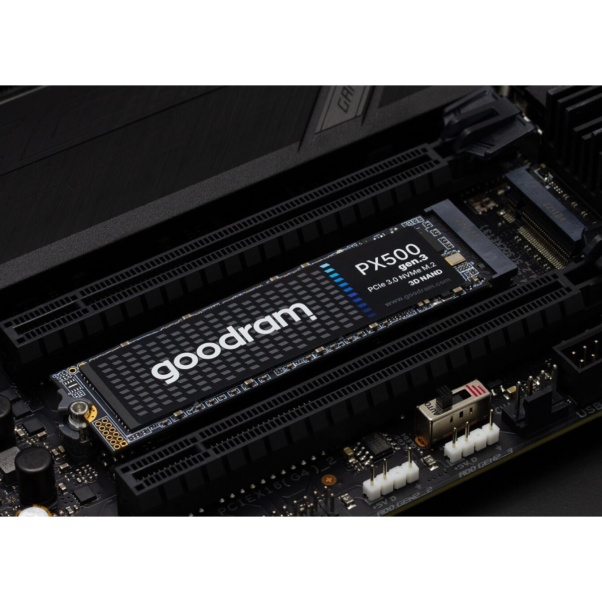 SSD Goodram PX500 noir et blanc installé dans une carte mère. Texte et logo visibles.