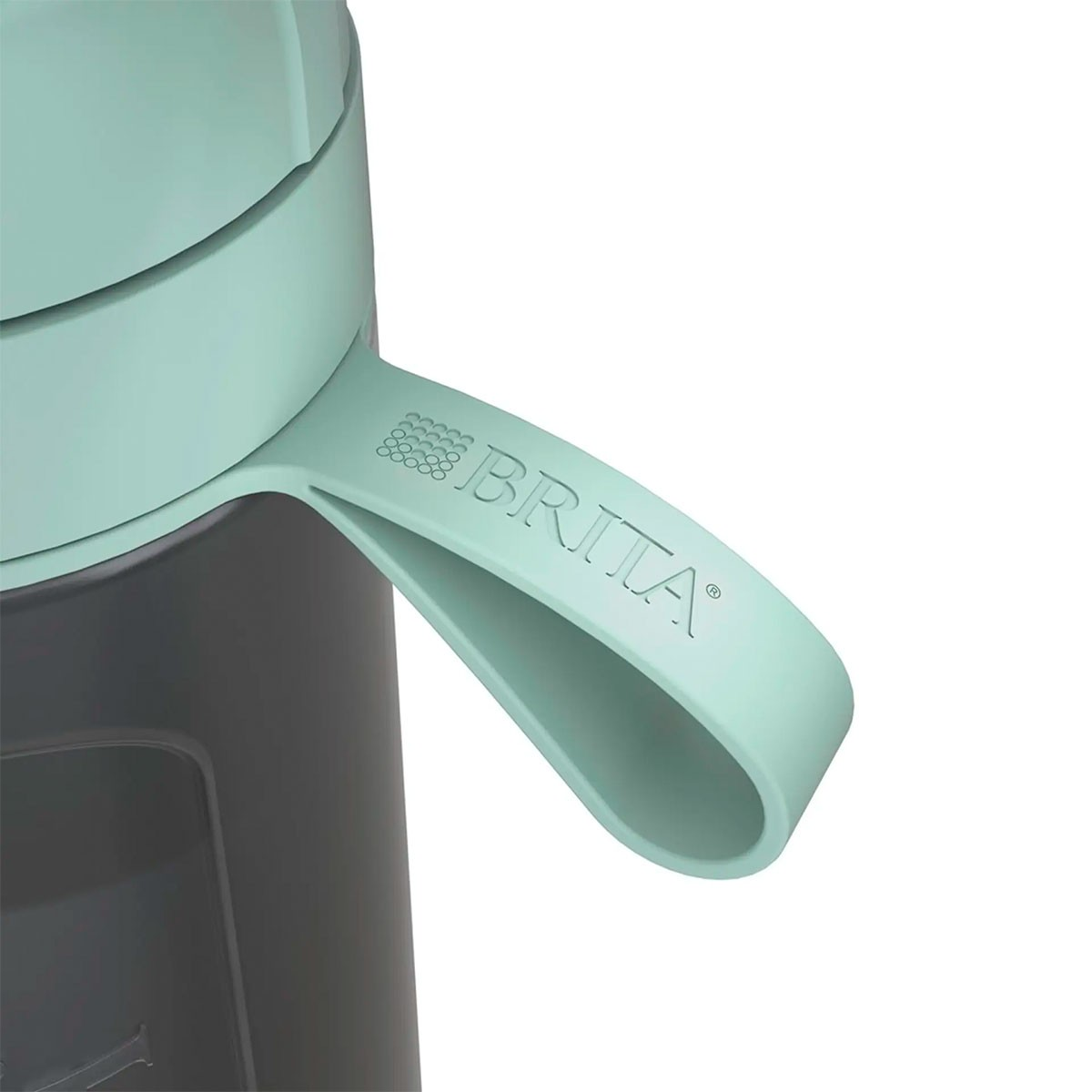 Primo piano di una bottiglia d'acqua con manico verde acqua, che mostra il marchio BRITA.