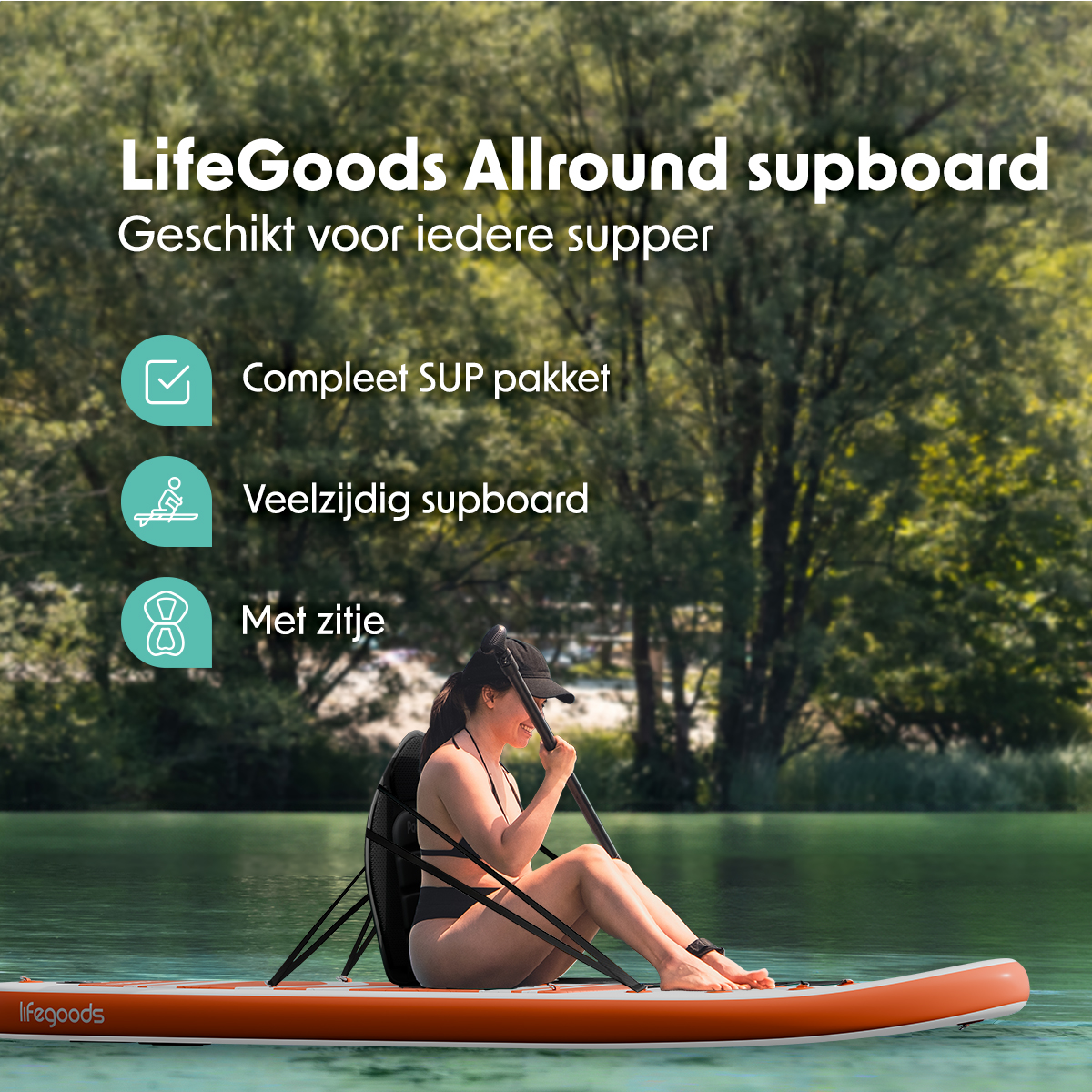 Frau sitzt auf einem orangenen SUP-Board mit Sitz und paddelt. Grünes Wasser und Bäume im Hintergrund.