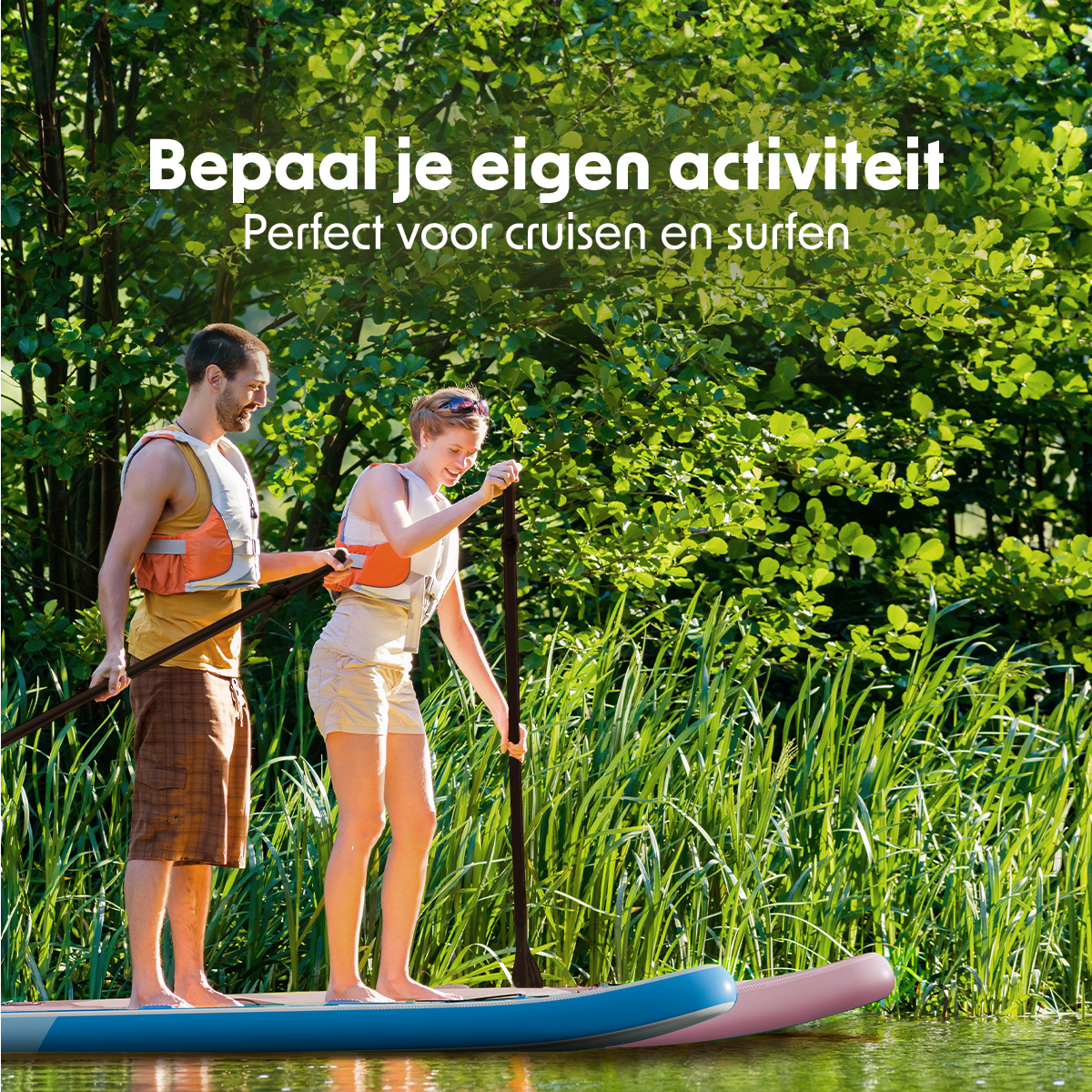 Deux personnes sur des planches à pagaie près de hautes herbes. Texte : Déterminez votre propre activité, parfait pour la croisière et le surf.
