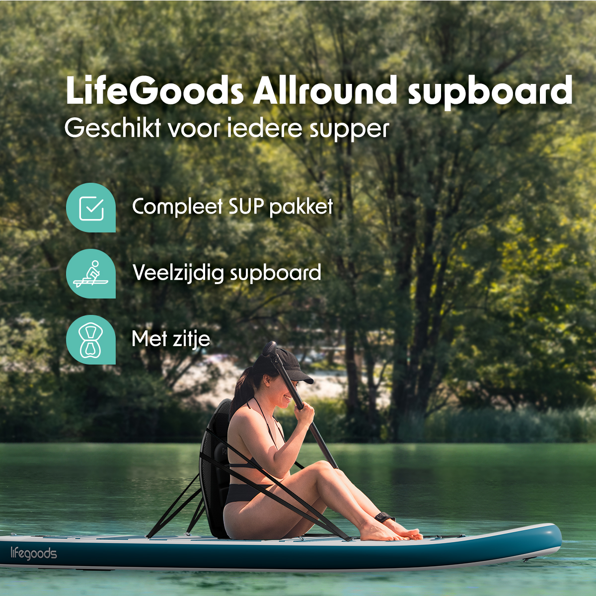 Vrouw op een SUP-board met een zitje, op een meer. Bomen en water op de achtergrond.
