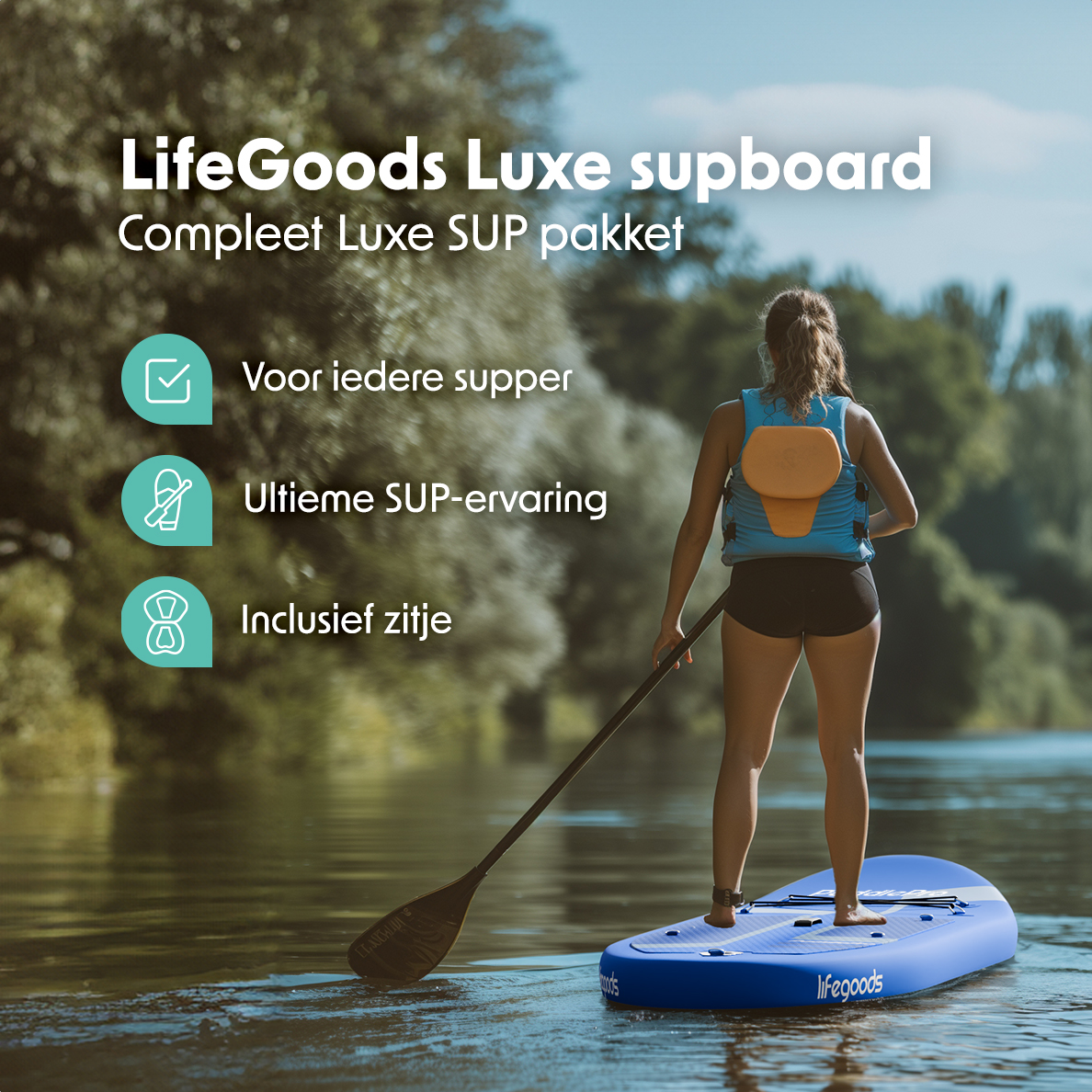 Frau auf blauem SUP-Board im Wasser, mit Paddel. Im Hintergrund grüne Bäume und Wasser.