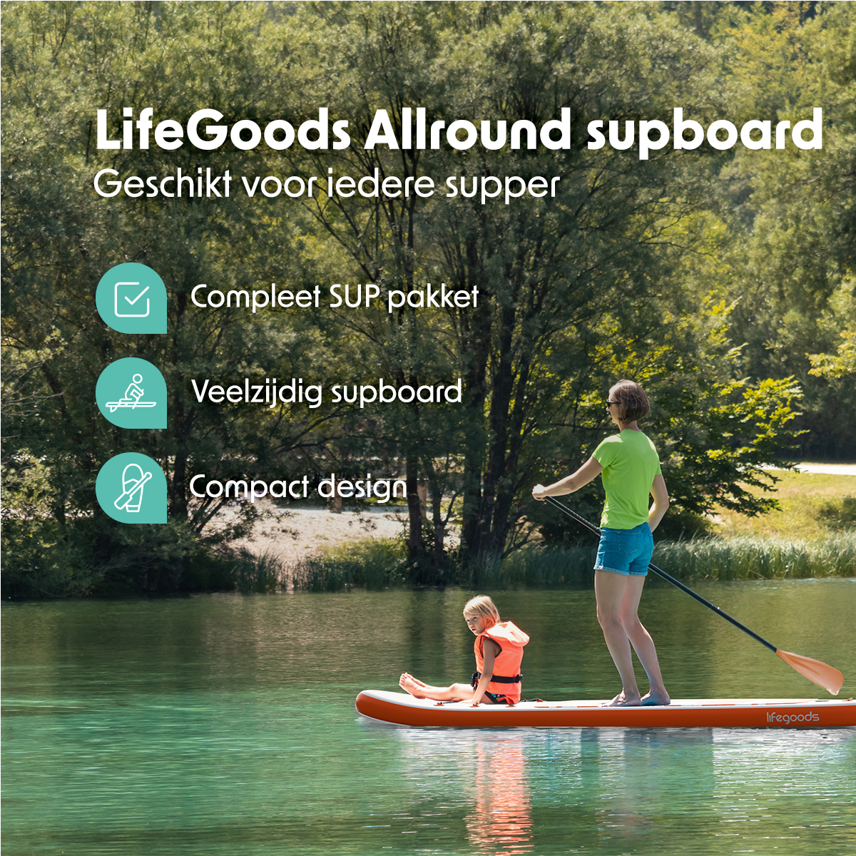 Vrouw en kind op SUP-boards op een meer, met een achtergrond met bomen. De vrouw peddelt.