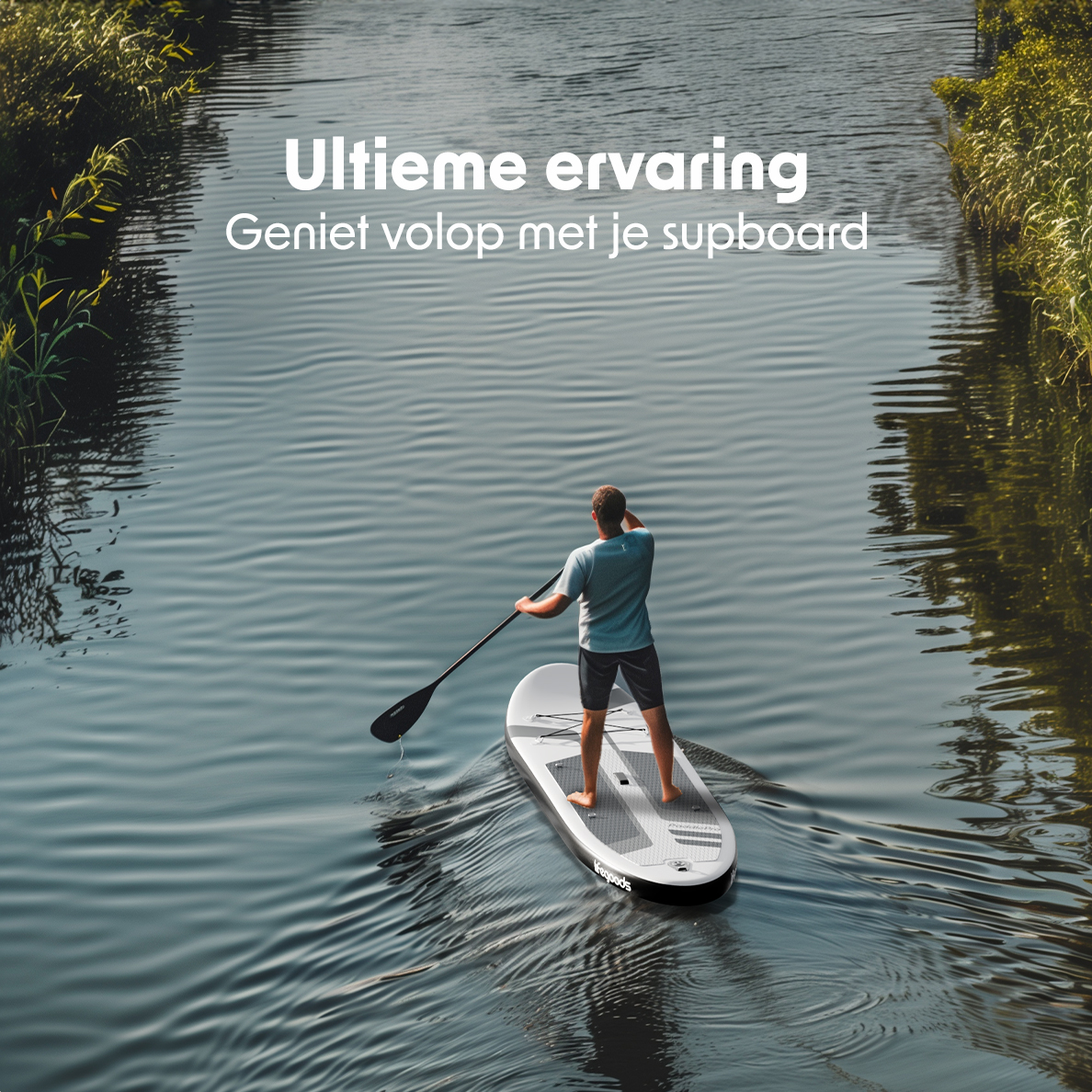 Person beim Paddleboarding auf einem Fluss, aus der Vogelperspektive gesehen.