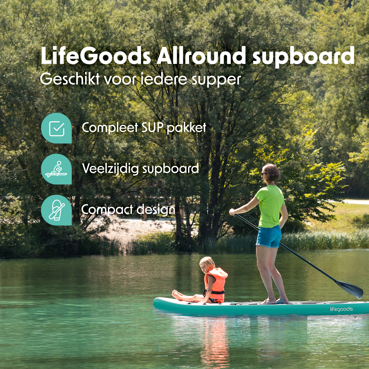 Vrouw en kind op groen SUP-board, peddelen. Bomen langs de waterkant. Oranje vest.