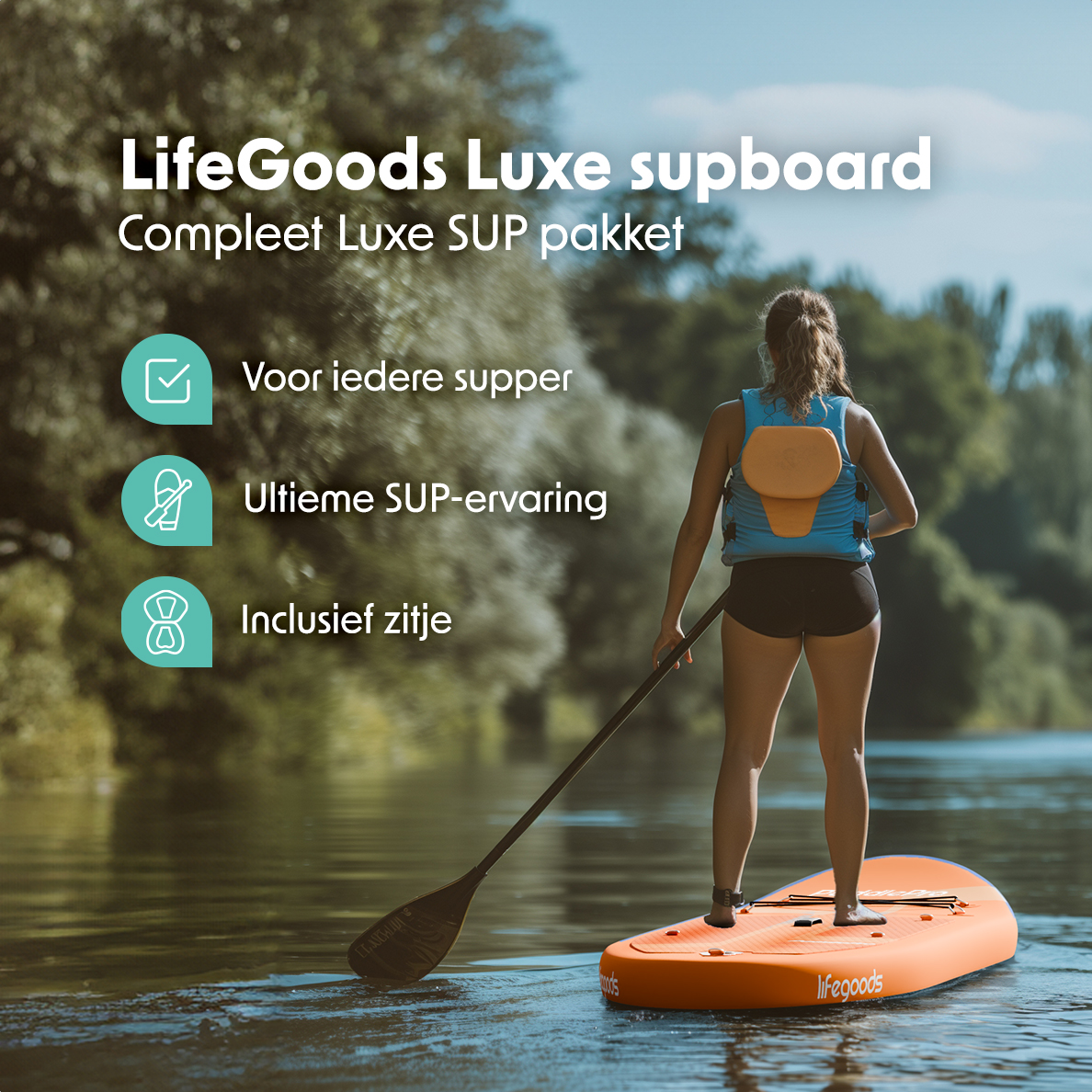 Vrouw op oranje SUP-board, peddelt in het water. Blauw zwemvest. Groene bomen op de achtergrond.