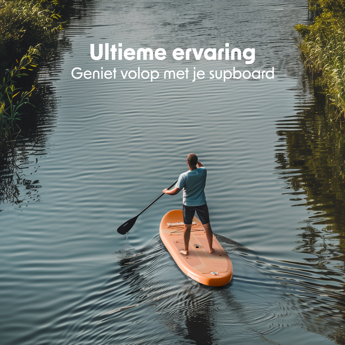 Man aan het suppen op een rivier. Tekst: Ultieme ervaring, Geniet volop met je supboard.