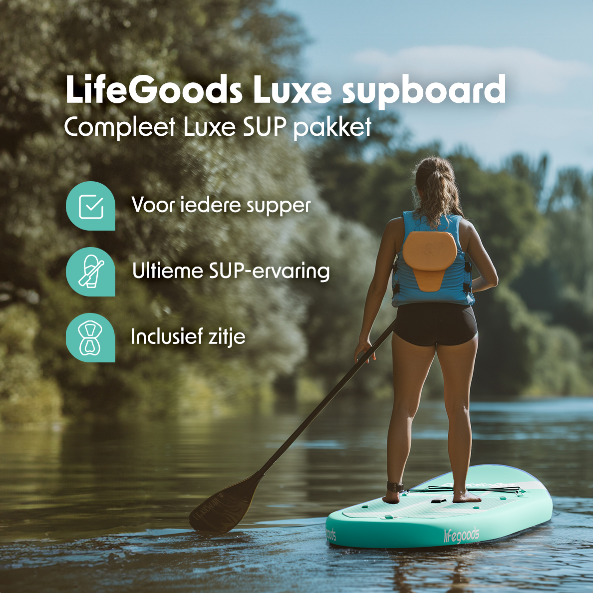 Vrouw op een SUP-board, met een zwemvest, peddelt op een meer. Tekst: Luxe SUP-pakket.