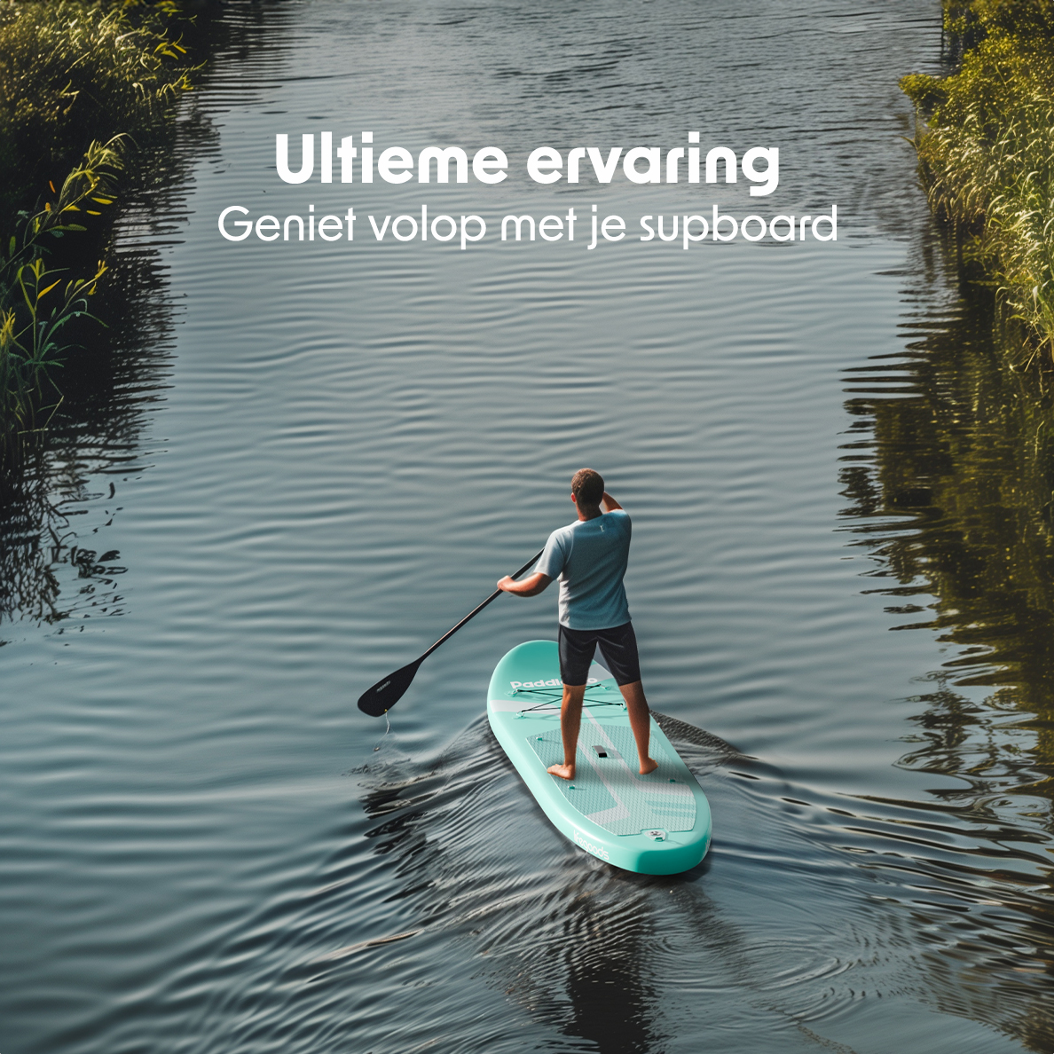 Man peddelt met een SUP-board in een rivier. Tekst: Ultieme ervaring, geniet met je supboard.