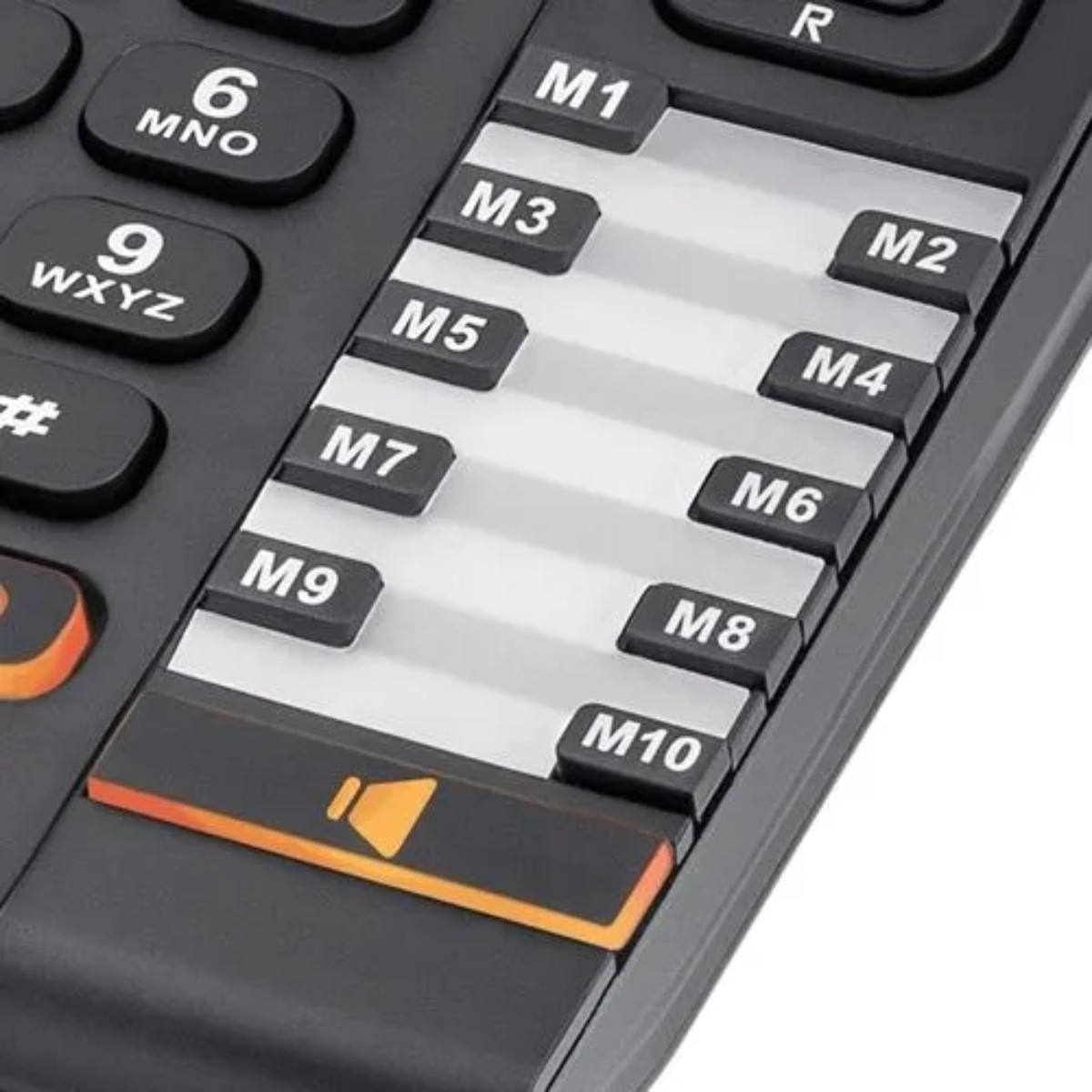Primo piano della tastiera di un telefono con pulsanti M1-M10 e icona altoparlante.