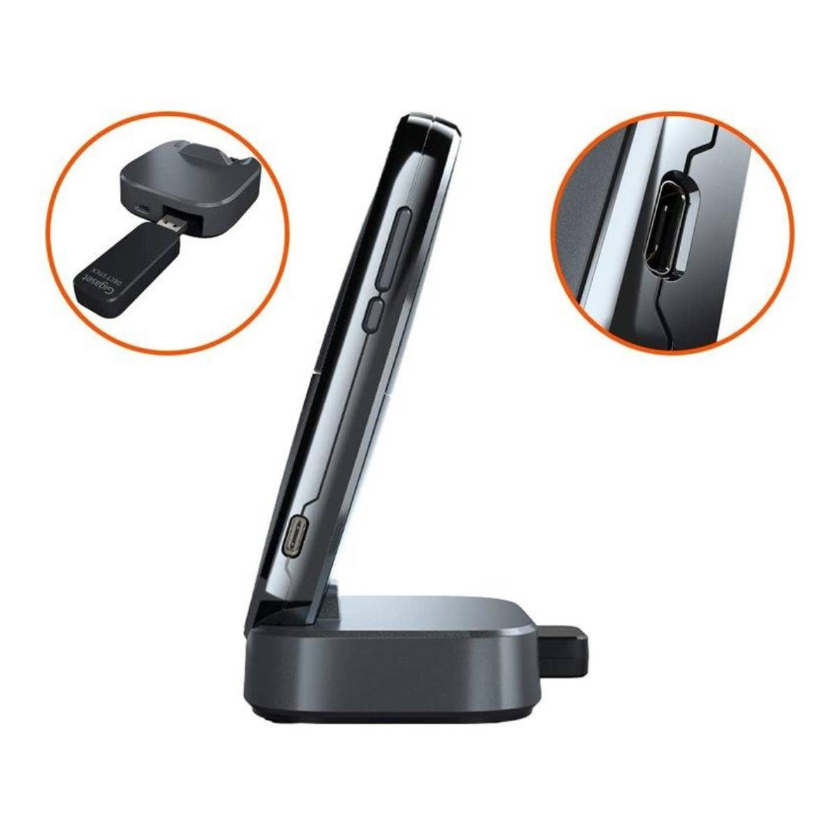 Un smartphone avec port de charge dans un support noir. Le support a un port USB-C.