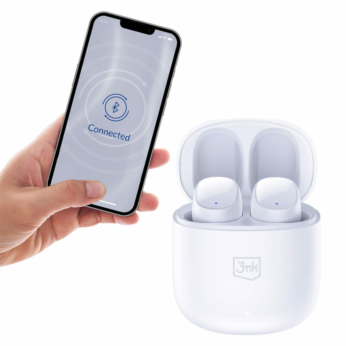 Auricolari bianchi in una custodia e un telefono che mostra una connessione Bluetooth. Una mano tiene il telefono.