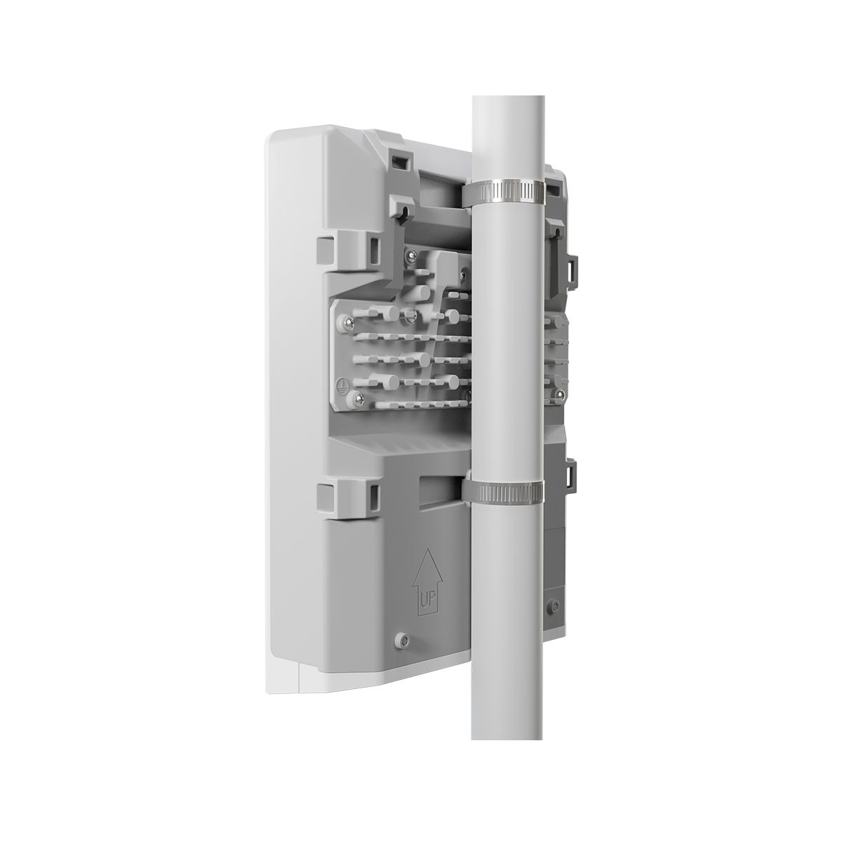 Tył białej anteny zamontowanej na białym słupie, z uchwytem montażowym, na białym tle.