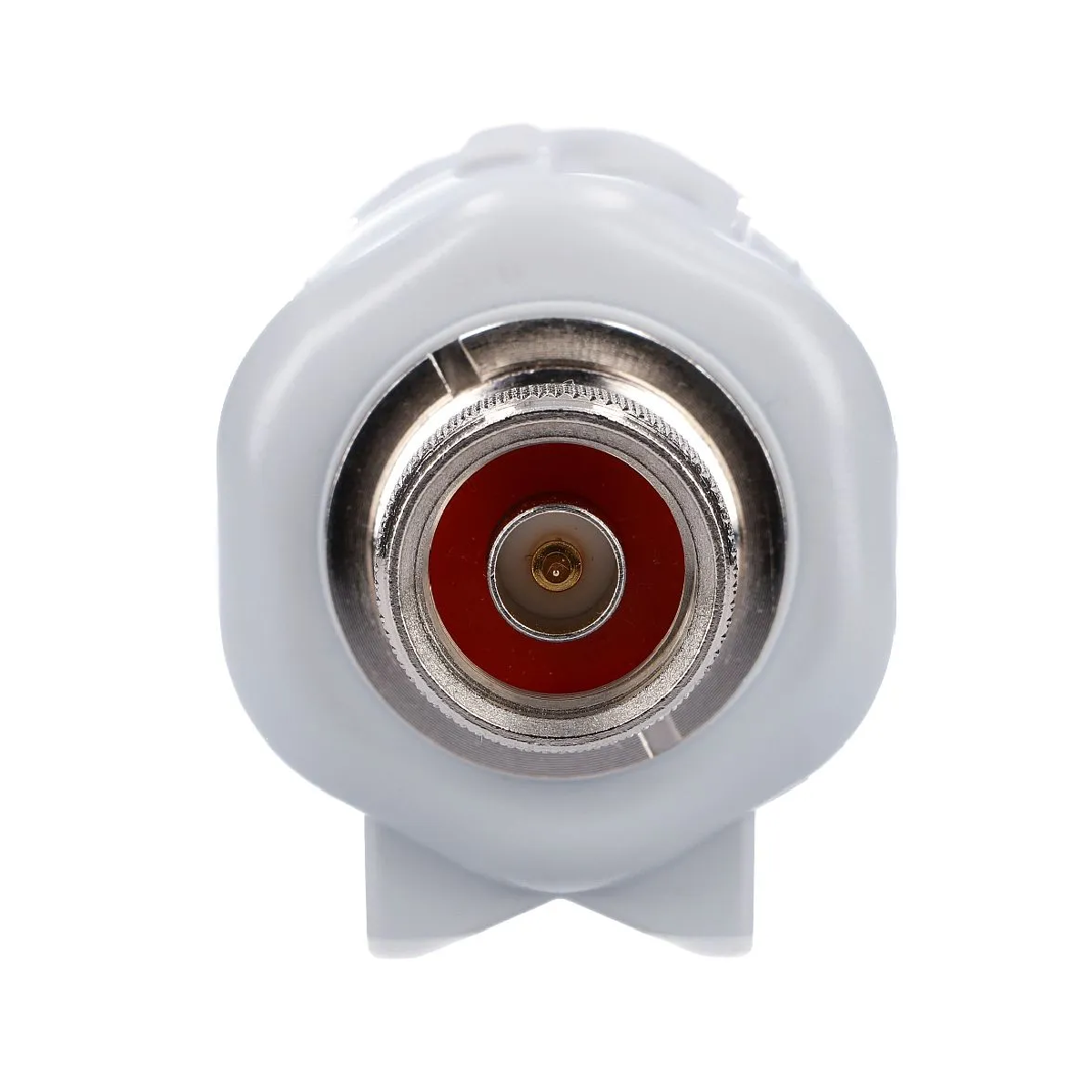 Biały adapter z czerwonym środkiem, srebrnym metalem i złączem. Białe tło.