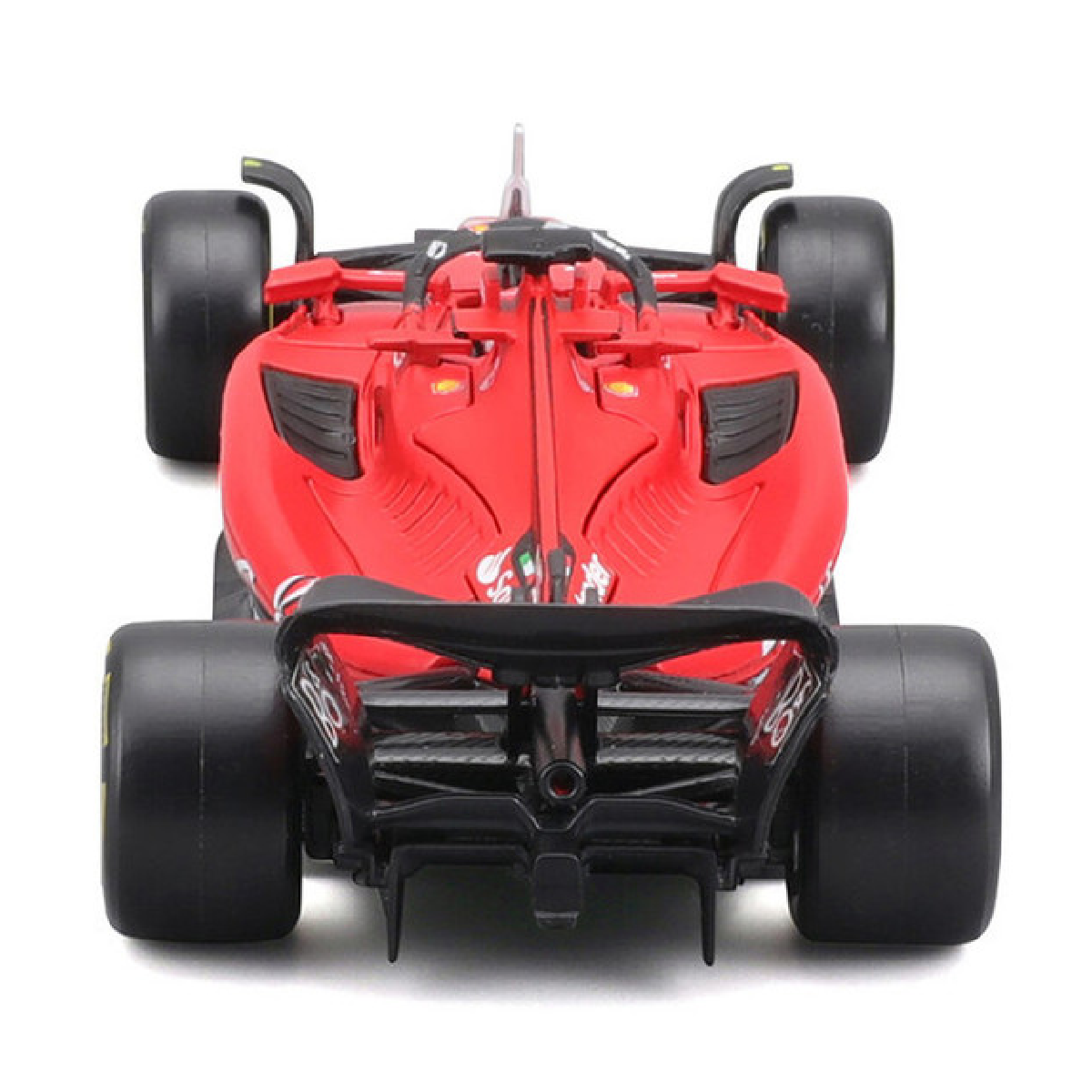 Widok z tyłu czerwonego zabawkowego samochodu wyścigowego. Czarne koła i tylne skrzydło. Białe tło.