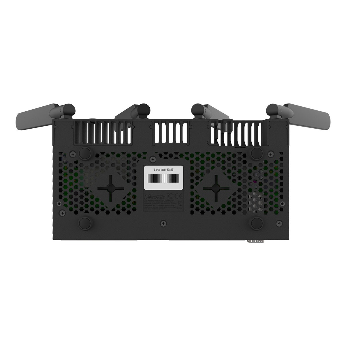 Widok od spodu czarnego urządzenia elektronicznego. Widoczne otwory wentylacyjne, anteny i porty. Białe tło.