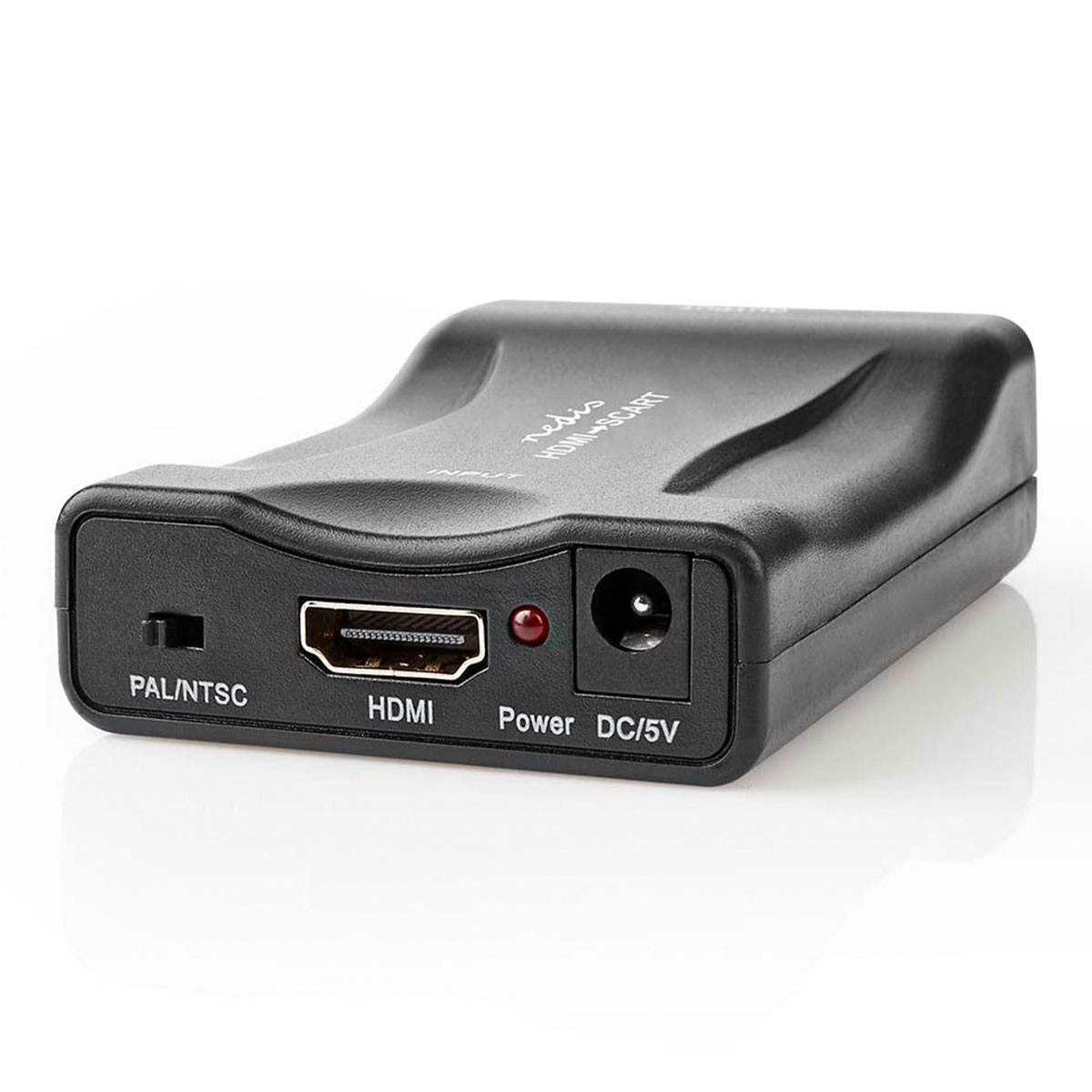 Adattatore HDMI a SCART nero. Porte HDMI e alimentazione visibili. Sfondo bianco.