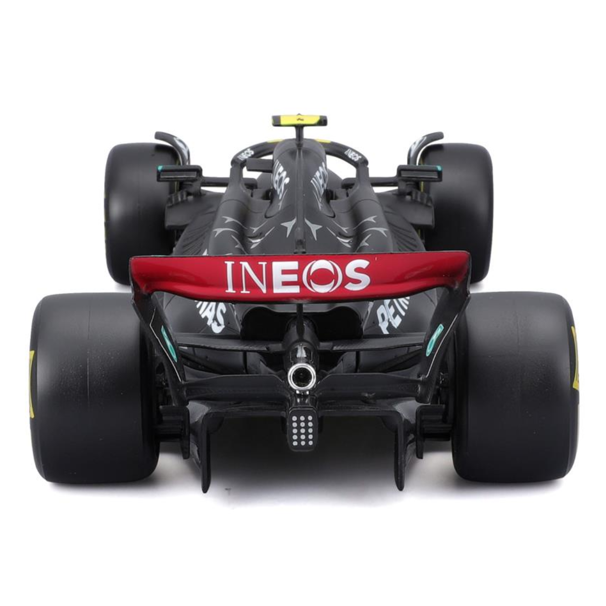 Czarny samochód wyścigowy z przodu. Logo INEOS na spojlerze, czarne koła. Białe tło.