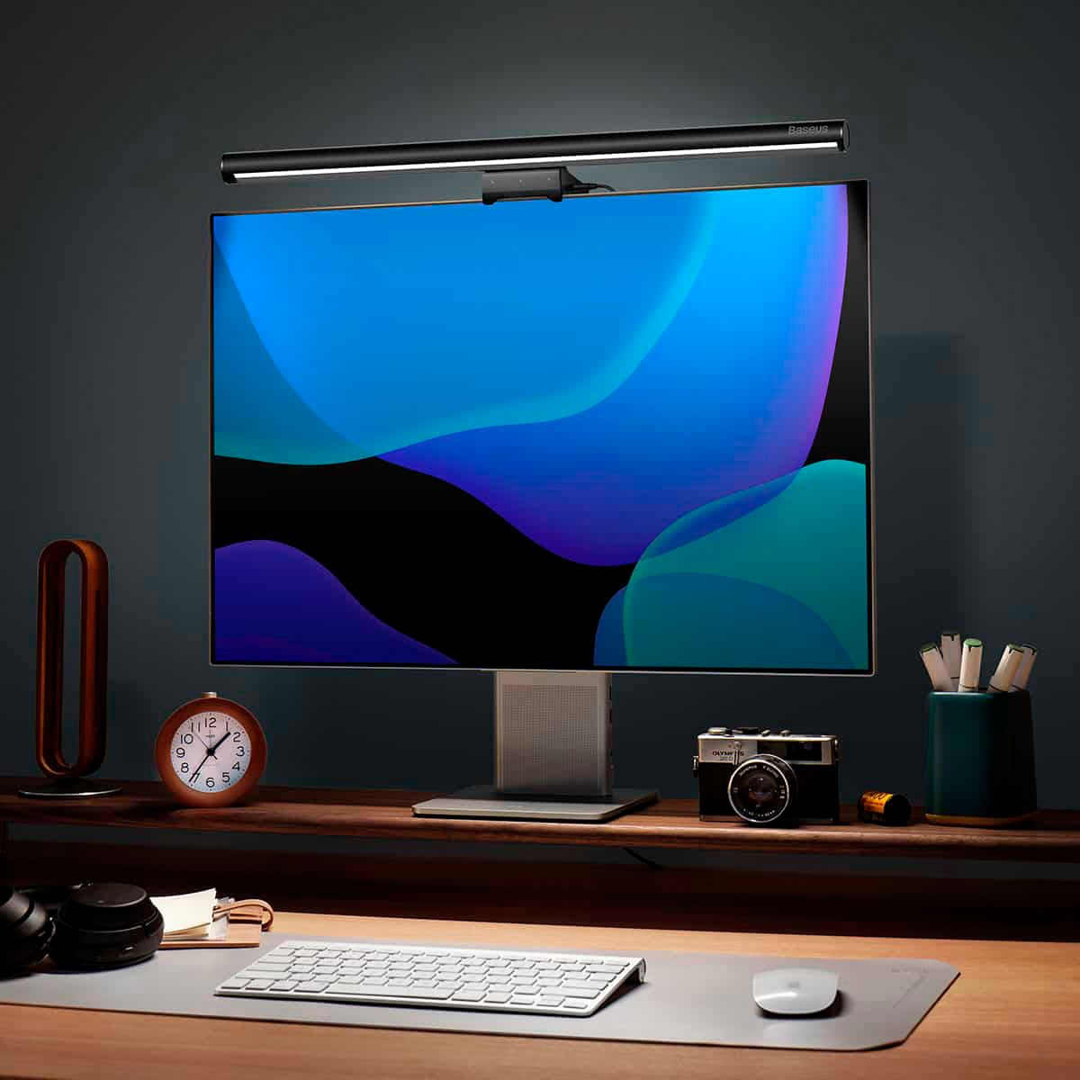 Ustawienia biurka: Monitor, lampa, klawiatura, mysz, zegar, aparat.