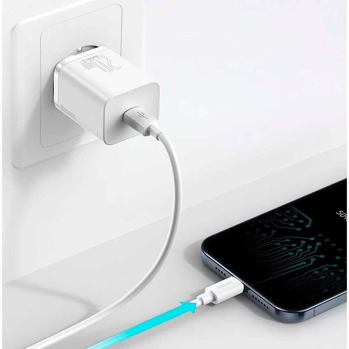 Chargeur blanc branché sur une prise murale, avec un téléphone connecté via un câble.