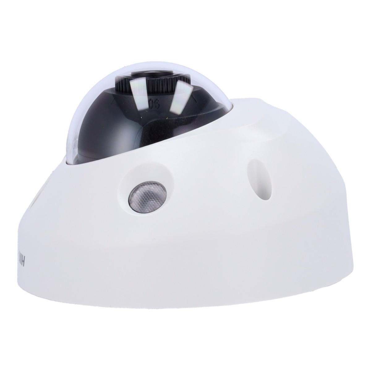 Biała kamera kopułkowa z przezroczystą kopułą i etykietą 'HIKVISION'. Zawiera otwory.