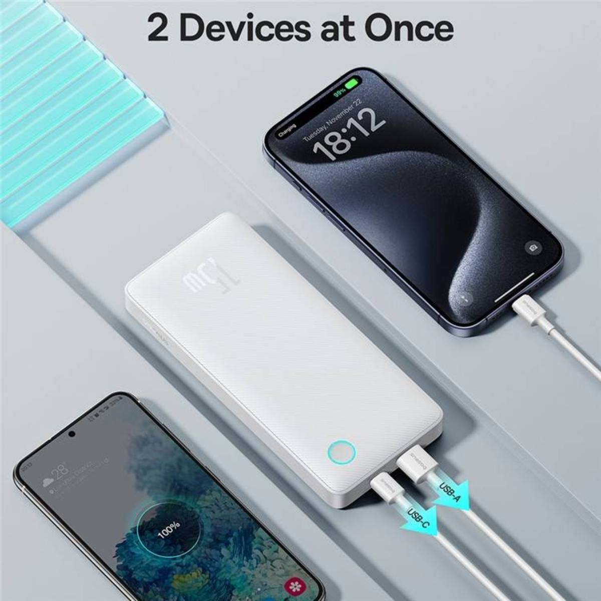 Due telefoni che si caricano da un power bank bianco, cavi USB-C collegati.