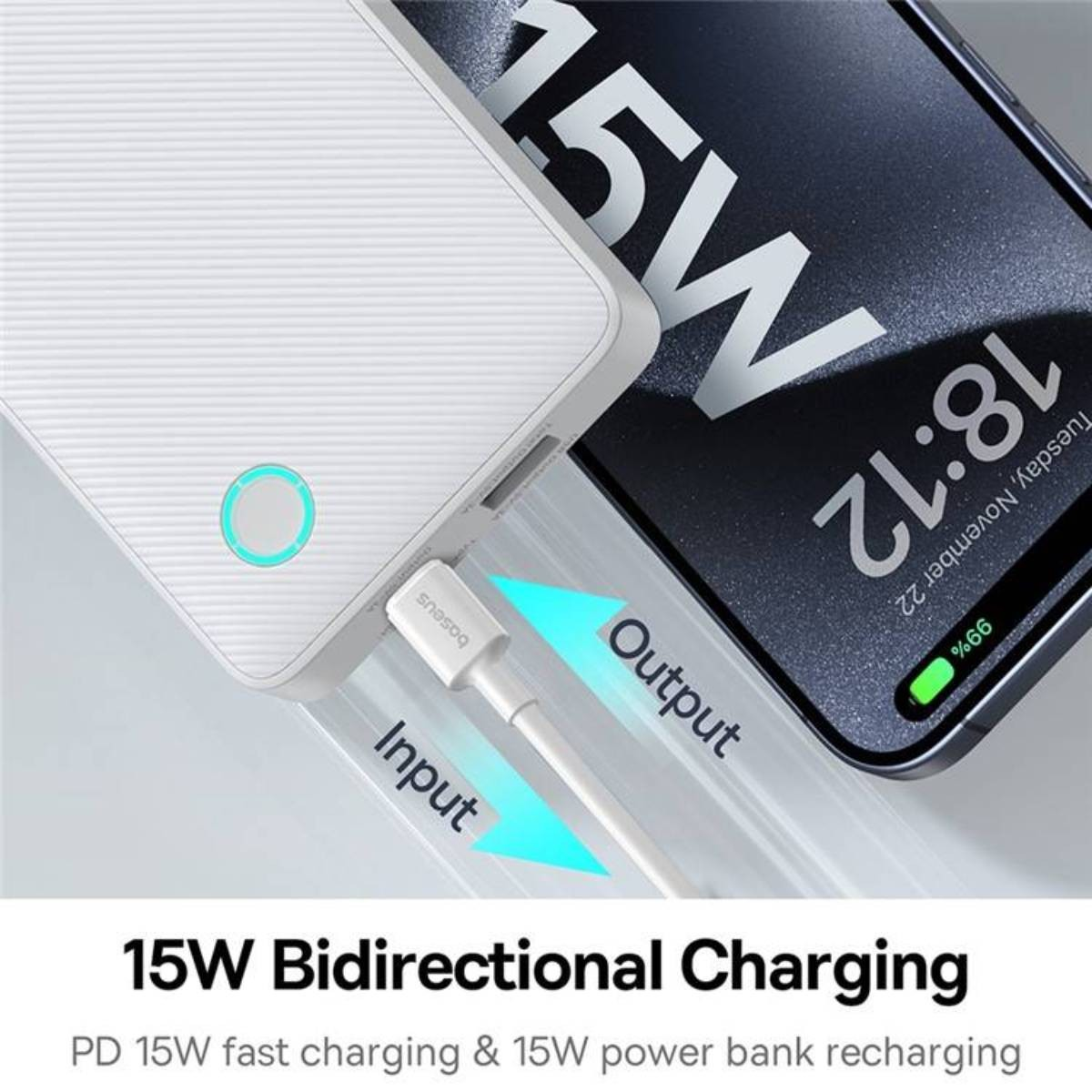 Power bank bianca con telefono e cavi di ricarica. Testo: Ricarica bidirezionale 15W.