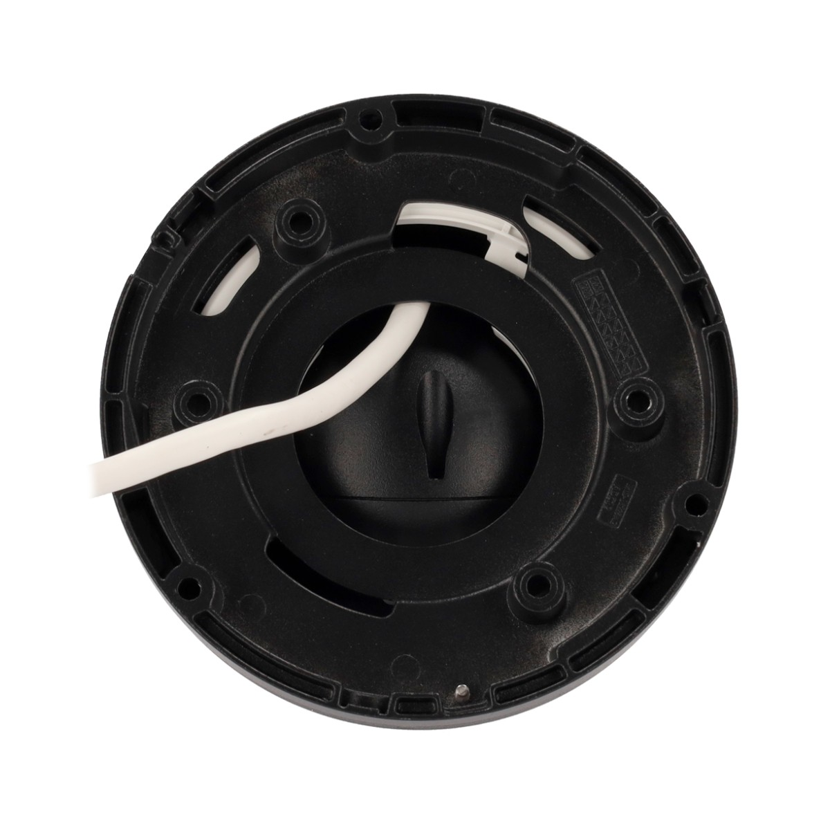 Spód czarnej kamery bezpieczeństwa. Widoczny biały kabel.