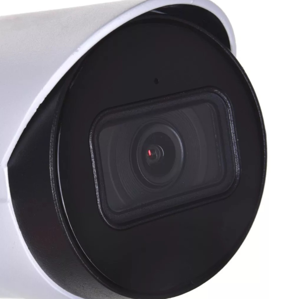 Primo piano dell'obiettivo della telecamera di sicurezza, cornice nera, luce rossa. Sfondo bianco.