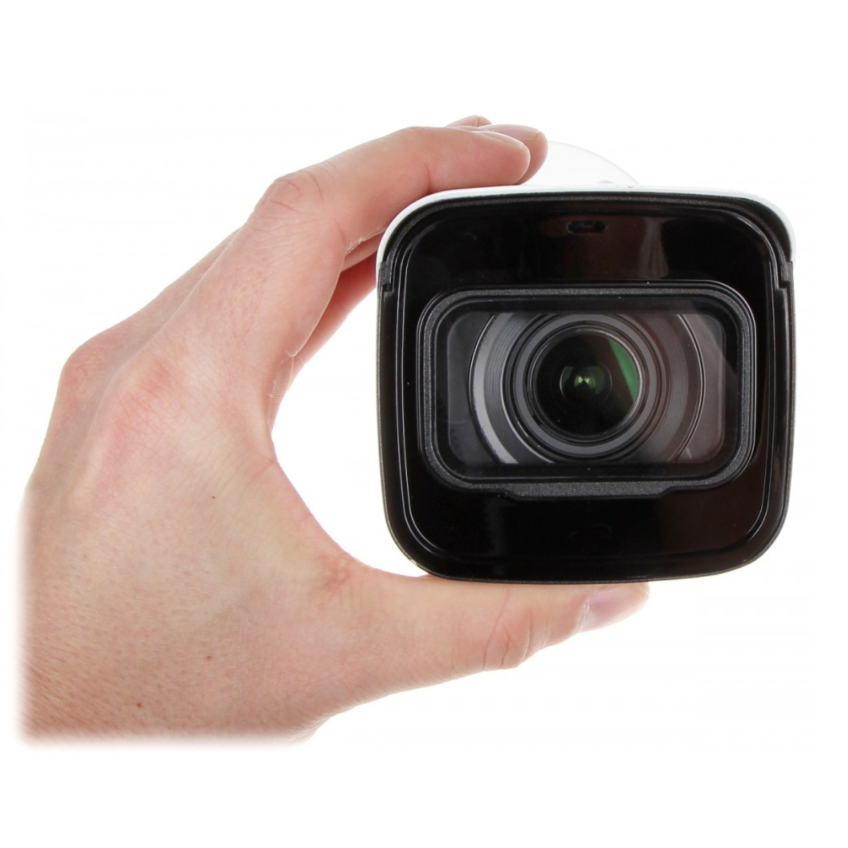 Hand die een beveiligingscamera met een zwarte lens vasthoudt. Witte achtergrond.